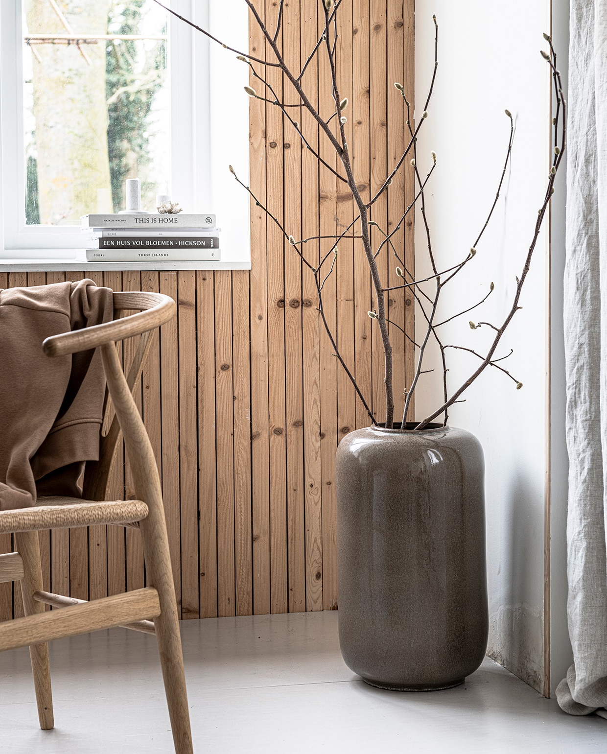 Eikenhouten eetkamerstoel Wishbone CH24(mister-design.nl). Vaas Jade Grey (loods5.nl). vtwonen 2020 DIY special 01 | schrootjes muur met reuze vaas