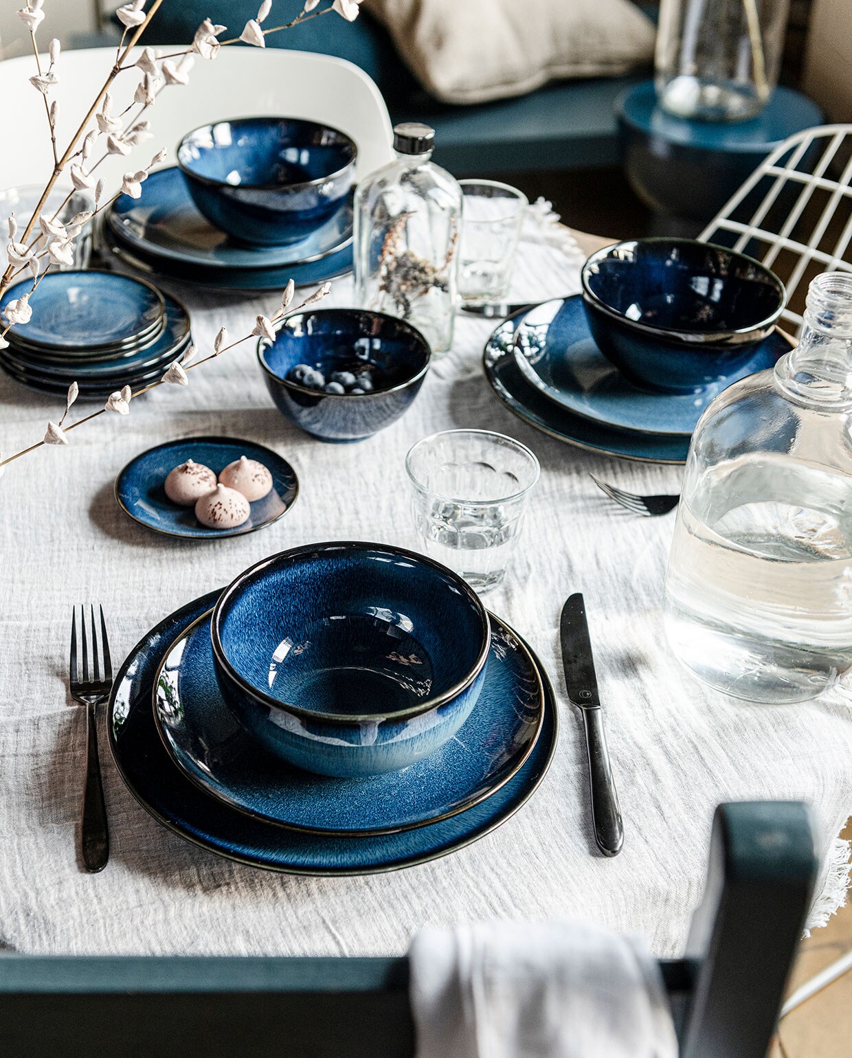 Het donkerblauwe vtwonen servies is verkrijgbaar als 16-delige set en bevat 4 borden Ø 23 cm, 4 borden Ø 25,5 cm, 4 kommen Ø 15 cm, 4 XL mokken zonder oor 400 ml (in geschenkverpakking). Naast de 16-delige set zijn er sets van schaaltjes verkrijgbaar: set van 4 schaaltjes op voet Ø 12,5 cm, set 4 schaaltjes Ø 12,5 cm en als set van 4 op voet Ø 15,5 cm (in geschenkverpakking). vtwonen 06-2021 | styling Kim van Rossenberg | fotografie  Sjoerd Eickmans | productie Tanja Saarberg