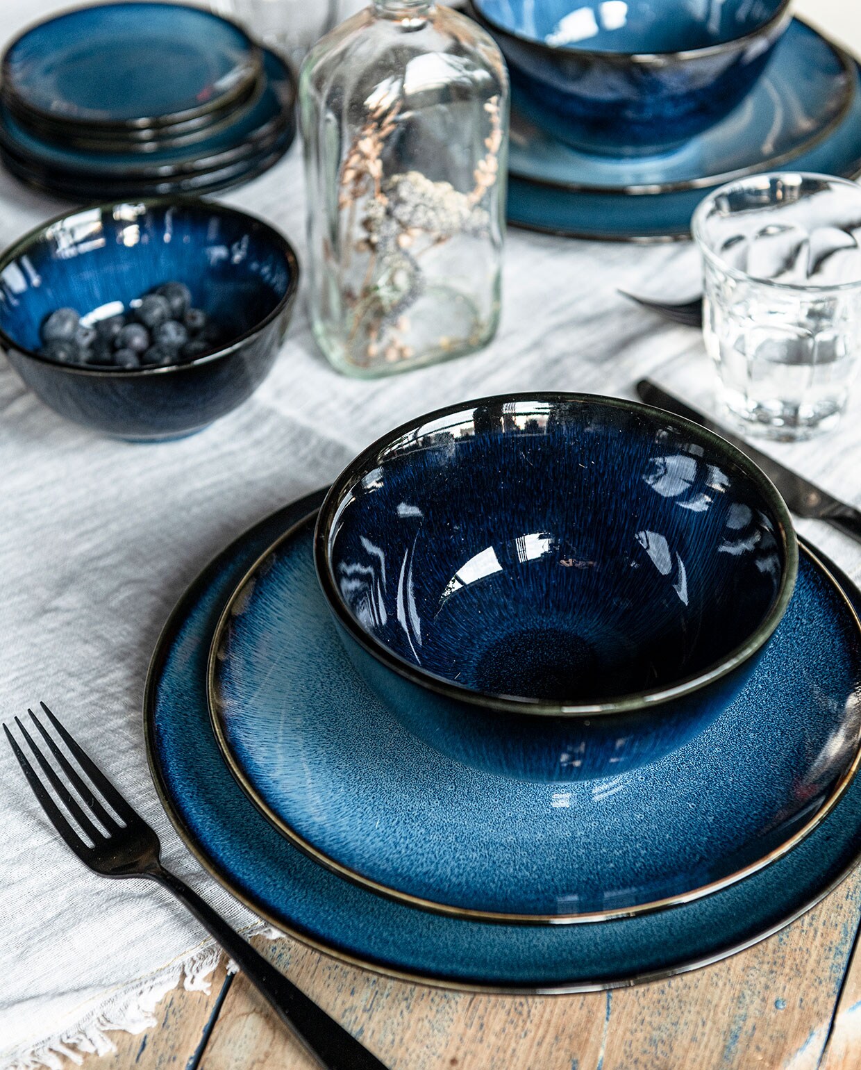 Alle onderdelen van het donkerblauwe vtwonen servies zijn ook los verkrijgbaar. Het serviesgoed is gemaakt van A-kwaliteit porselein en is geschikt voor zowel magnetron als vaatwasser. vtwonen 06-2021 | styling Kim van Rossenberg | fotografie  Sjoerd Eickmans | productie Tanja Saarberg
