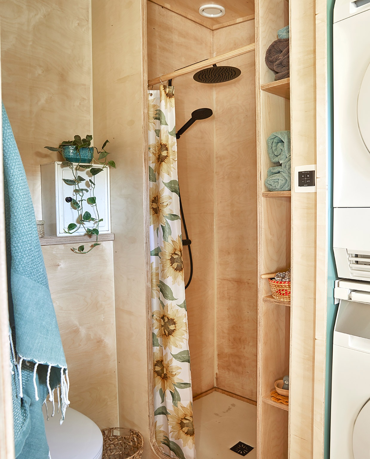 Hammamdoek herkomst onbekend. Apothekerskastje kringloop. Douchegordijn H&amp;M Home. Douche en kraan Praxis. Handdoeken Seashell. vtwonen binnenkijken special tiny houses | styling Iris van der Meer | fotografie Peggy Janssen | tekst Cathelijne van Wingerden