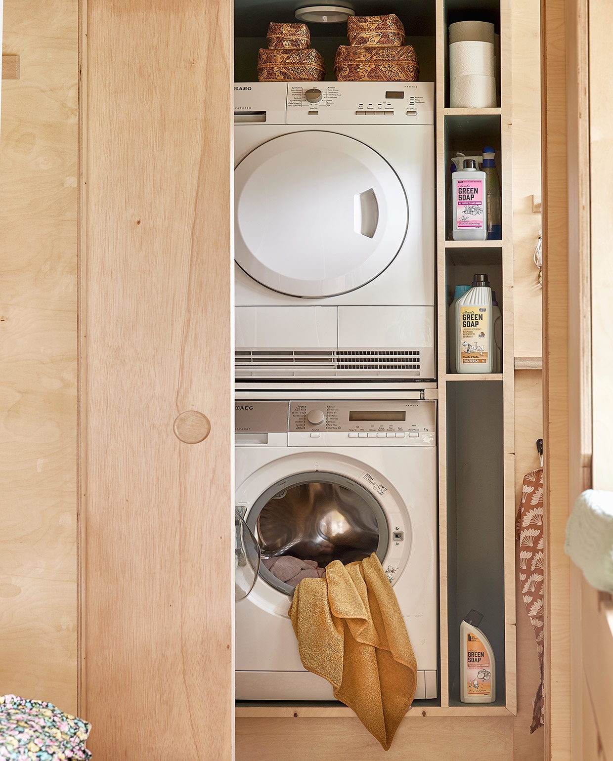 Handdoeken uit de wasmachine Little Dutch. Offermandjes souvenir uit Indonesië. Schoonmaak- en wasmiddelen Marcel’s Green Soap. vtwonen binnenkijken special tiny houses | styling Iris van der Meer | fotografie Peggy Janssen