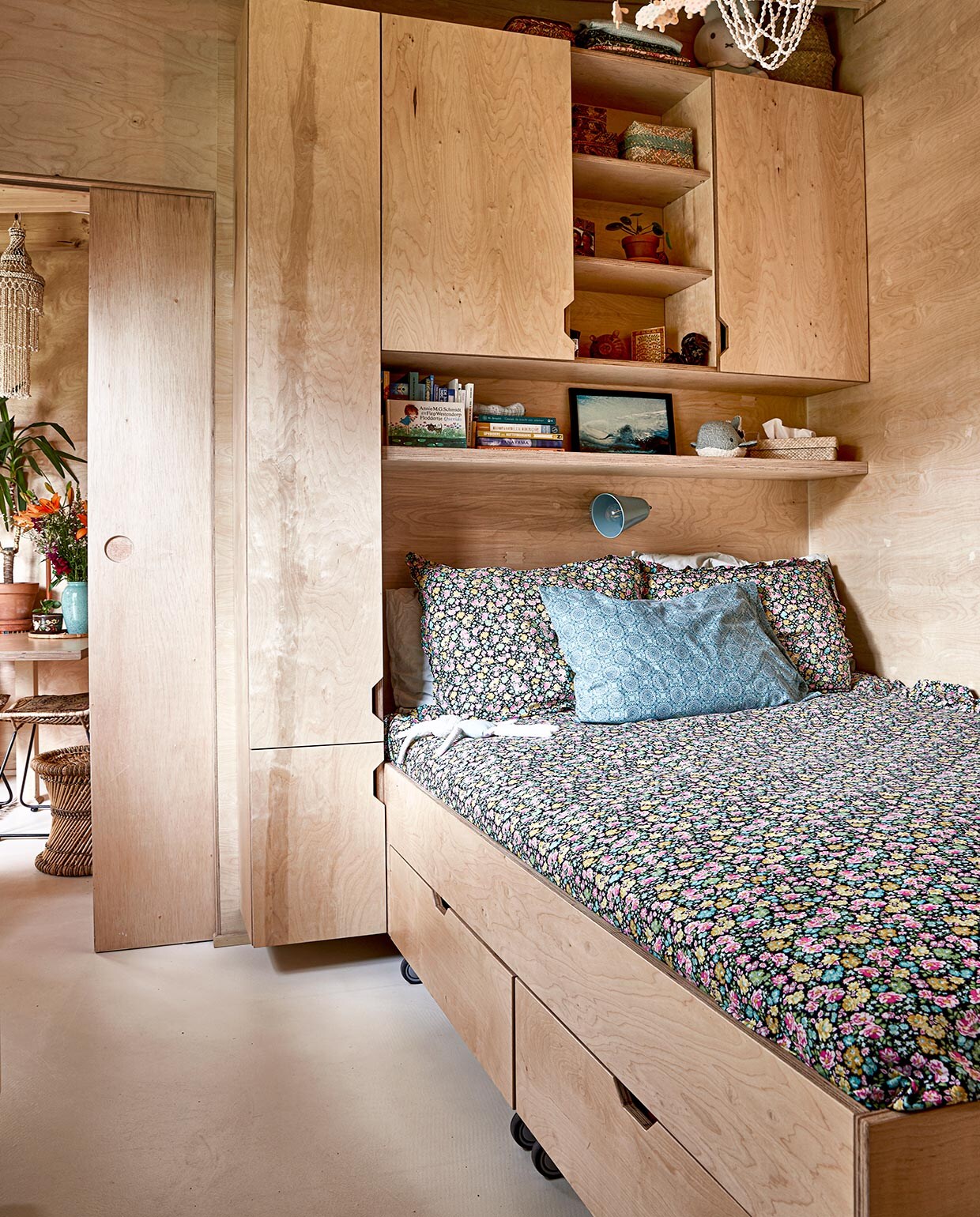 Kastenwand en bed zelfgemaakt. Beddengoed H&amp;M Home. Leeslamp Rietveld Licht &amp; Wonen. Kussen en groene offermand (tussen de kasten) souvenir uit Indonesië. vtwonen binnenkijken special tiny houses | styling Iris van der Meer | fotografie Peggy Janssen | tekst Cathelijne van Wingerden