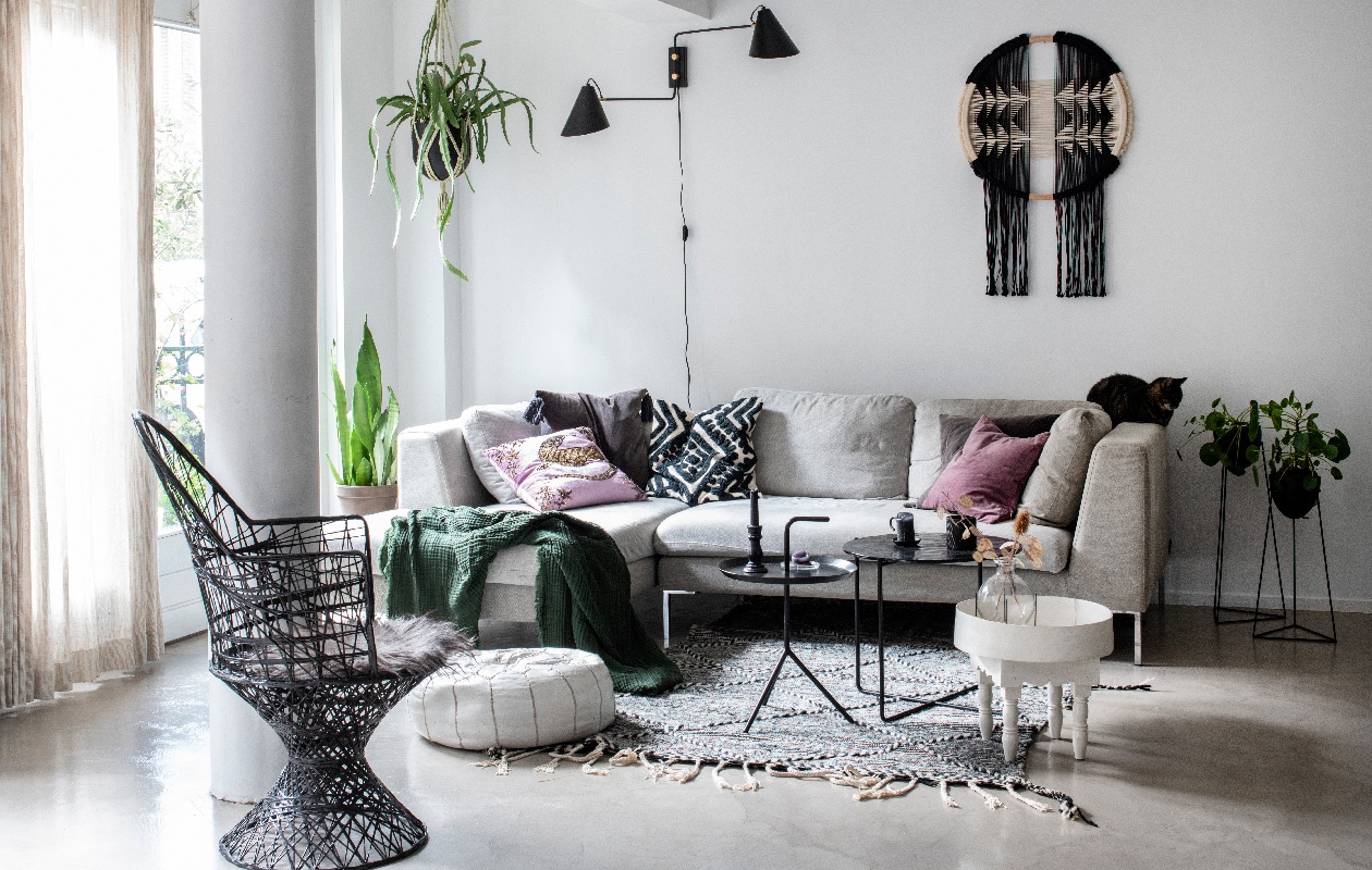 Vloer gegoten microcement. Bank Luna en grote zwarte bijzettafel Dotshop. Zwarte stoel Vanessa, leren poef, vloerkleed en witte bijzettafel Household Hardware. Kleine zwarte bijzettafel Hay. Muurhanger Studio Nom. Wandlamp House Doctor. Bloempot op standaard Søstrene Grene. Roze kussen Zara Home, zwart-wit kussen en bruin kussen H&amp;M Home. vtwonen 09-2020 | productie Insidehomepage | fotografie Louis Lemaire | styling Marit Saladini
