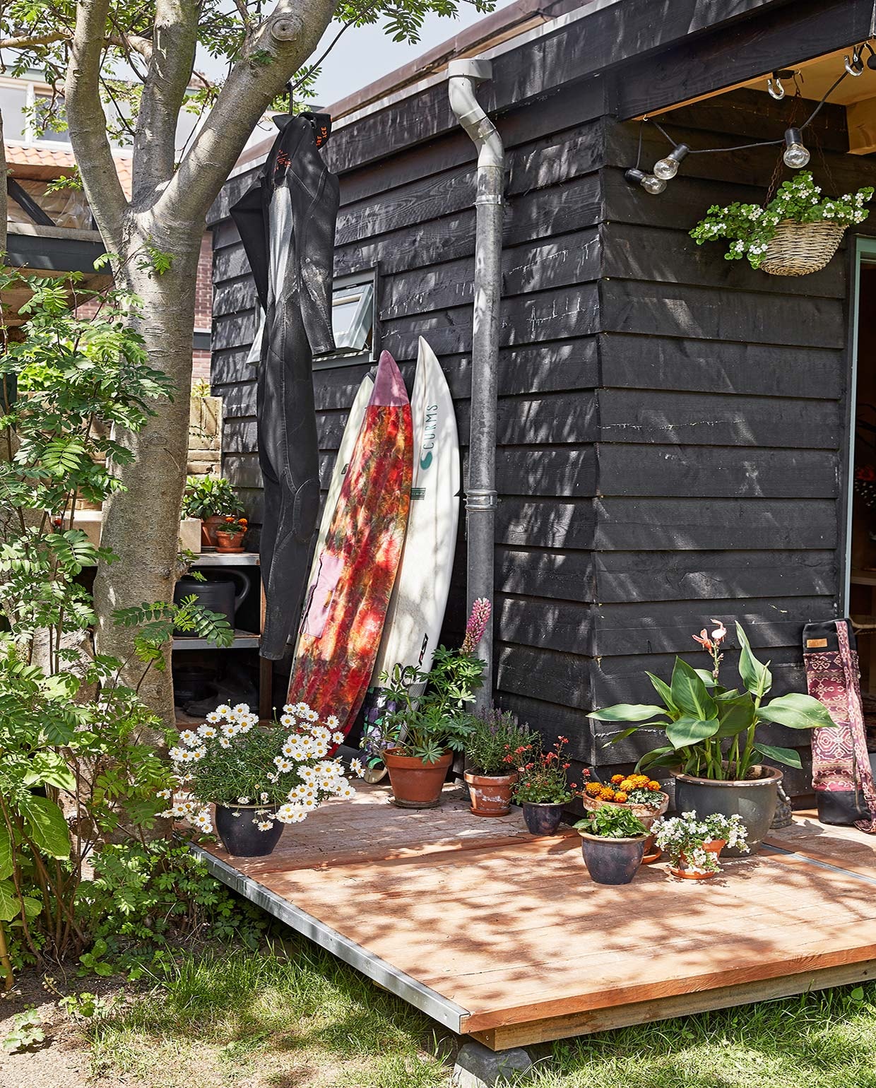 Hoes om surfboard Curms. Plantenpotten kringloop, rommelmarkt en tuincentrum. Hangplant Kwekerij Sap. vtwonen binnenkijken special tiny houses | styling Iris van der Meer | fotografie Peggy Janssen | tekst Cathelijne van Wingerden