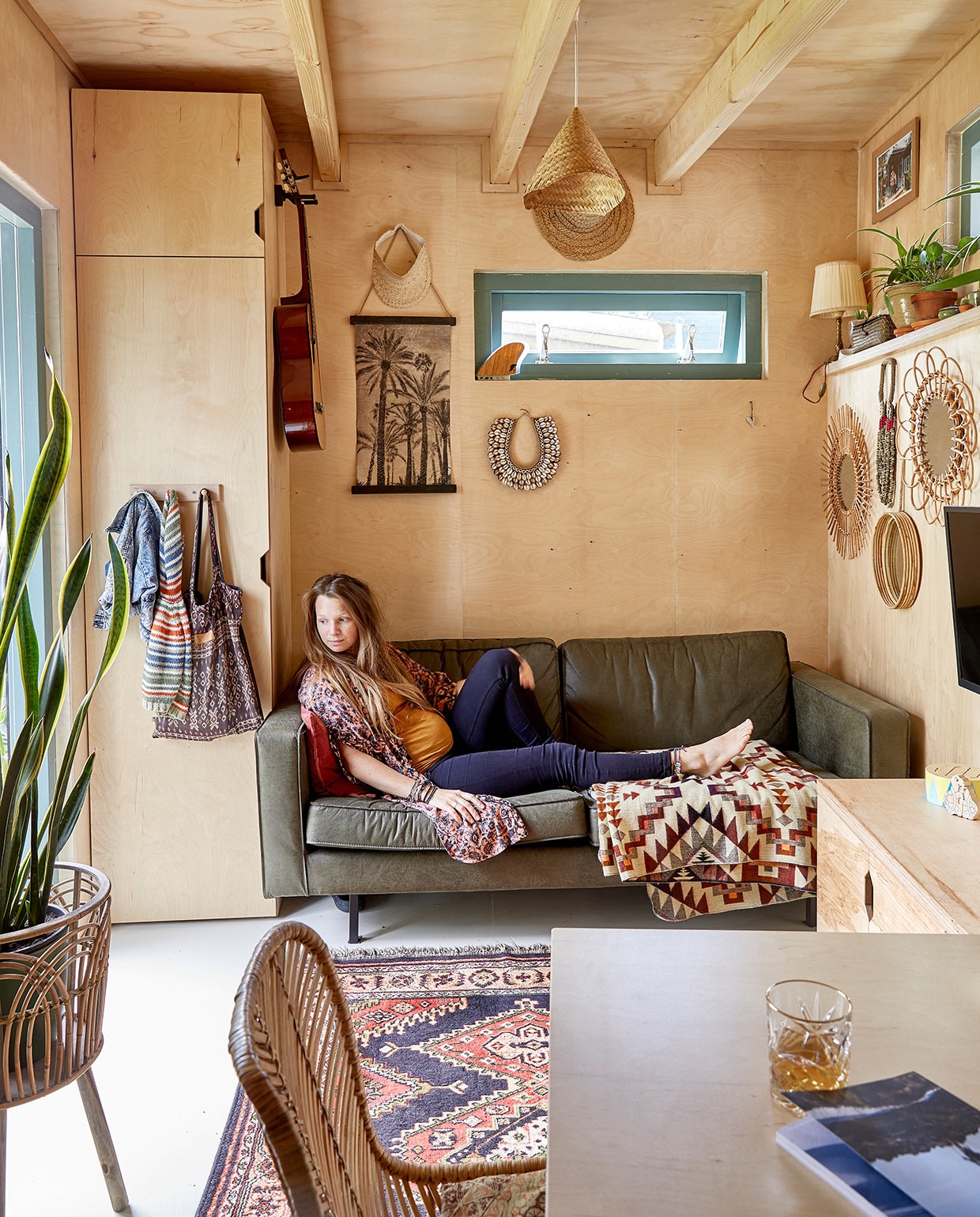 Kapstok Dille &amp; Kamille. Bank van Stefs ouders geweest. Kussen zelfgemaakt. Plaid souvenir uit Peru. Zonneklep, schelpenkettingen en rieten hanglamp souvenir uit Indonesië. Wandversiering kringloop. Rieten hoed, tissuebox en vloerkleed van Carmens ouders geweest. Lampje kringloop. Spiegels Xenos. Plantenpotten kringloop. Theeglas Hema. vtwonen binnenkijken special tiny houses | styling Iris van der Meer | fotografie Peggy Janssen