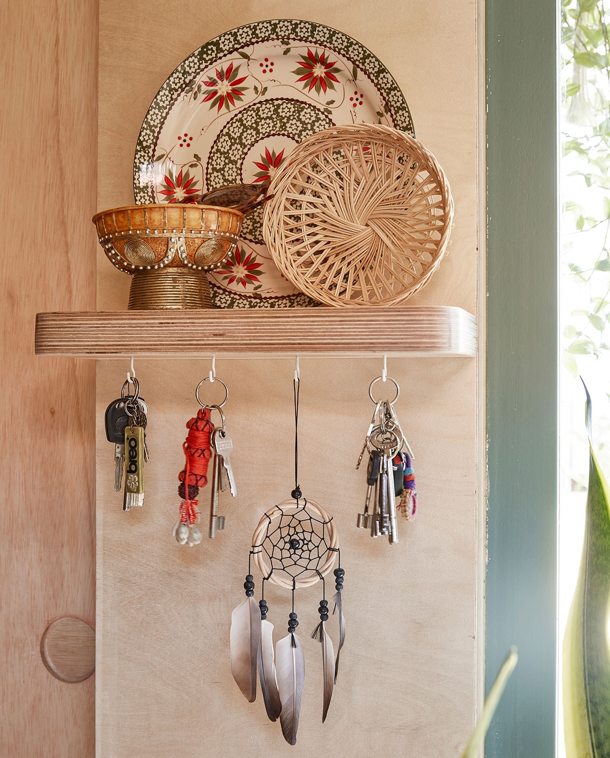Sleutelplankje zelfgemaakt. Bord souvenir uit Portugal. Bakje en mandje souvenir uit Indonesië. vtwonen binnenkijken special tiny houses | styling Iris van der Meer | fotografie Peggy Janssen