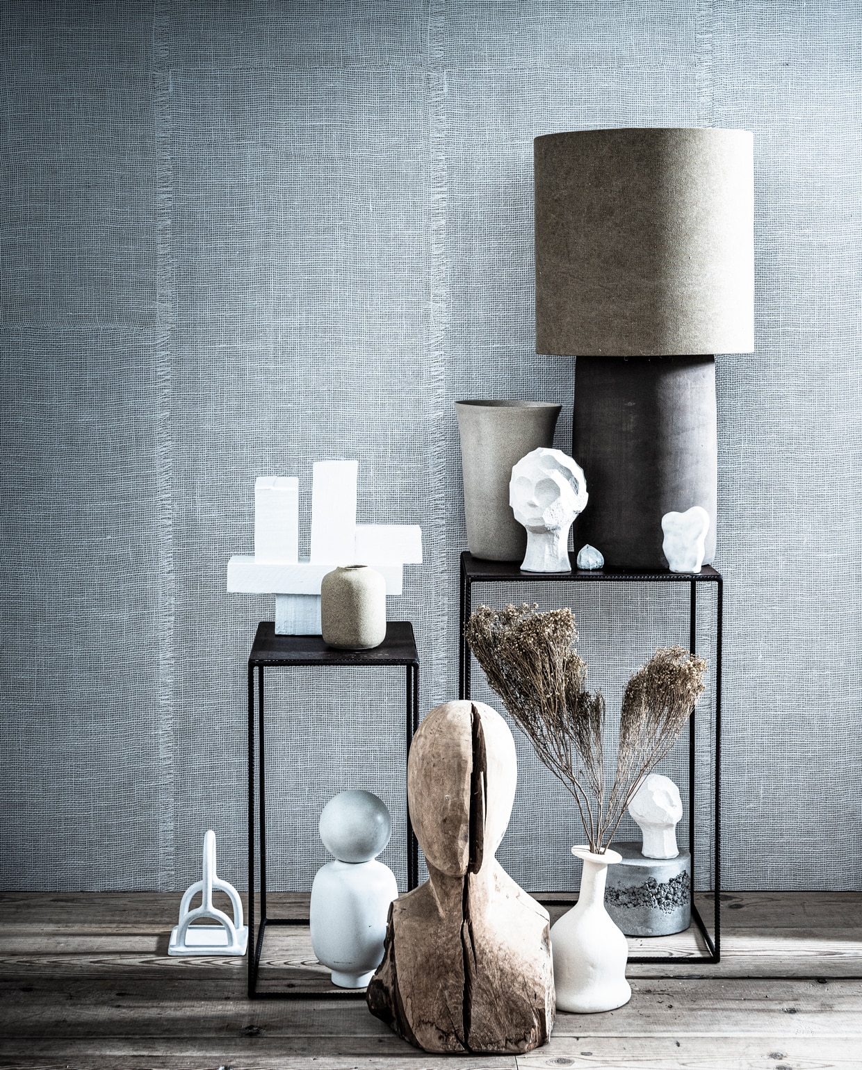 Behang Uno uit de collectie Insero in kleur 46550 (arte-international.com). Metalen tafels klein, groot (thingsilikethingsilove.com). Wit keramieken doodle beeld, wit keramieken hoofd groot, keramieken hoofd klein, abstract beeld torso, witte keramieken vaas (theodeto.com). Houten kunstobject van blokken, houten hoofd (nrdrhvn91.nl). Zandkleurige vaas klein (covanderhorst.nl). Witte vaas met bol, grijze betonnen sokkel (loods5.nl/design). Zandkleurige vaas groot (brechtjeolsthoorn.nl). Keramieken lampion Physalis (letoile.store). Bruine stenen pot, bruine canvas lampenkap (tinekhome.com).