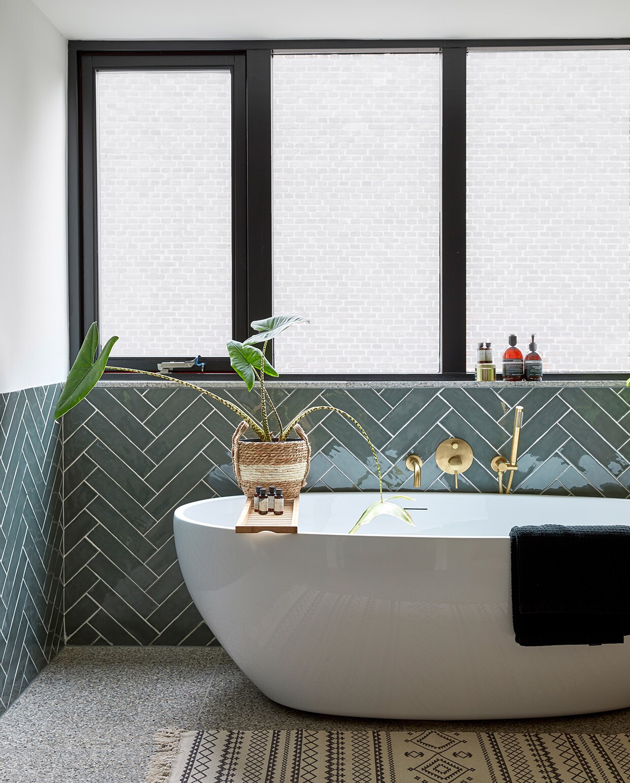 Bad Sanitairkamer, kranen One-collection. Vloer Patroonfabriek, tegels House of Ceramics. Rieten mand Xenos, handdoek Yumeko, toiletartikelen Retreat. vtwonen 05-2021 | fotografie Peggy Janssen