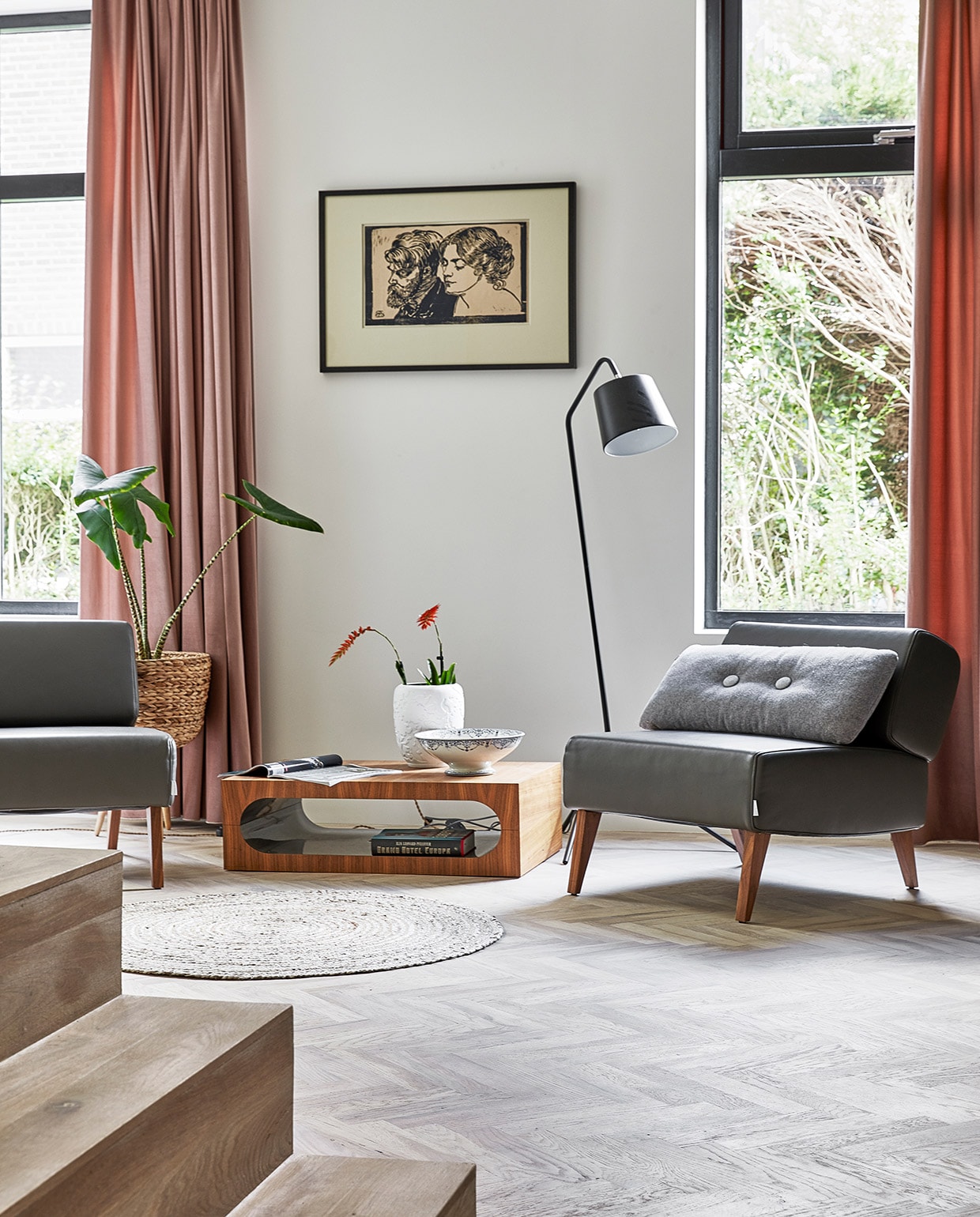 Stoelen en salontafel Mostert &amp; van Leeuwen, vaas Design Studio Carola Zee, schaal brocante. Vloerkleed Kwantum, lamp It’s About RoMi Barcelona, schilderij Marius Richters, gordijnen Jaloezieënfabriek Zuid. Rieten plantenmand Xenos, plant The Flower Factory. vtwonen 05-2021 | fotografie Peggy Janssen