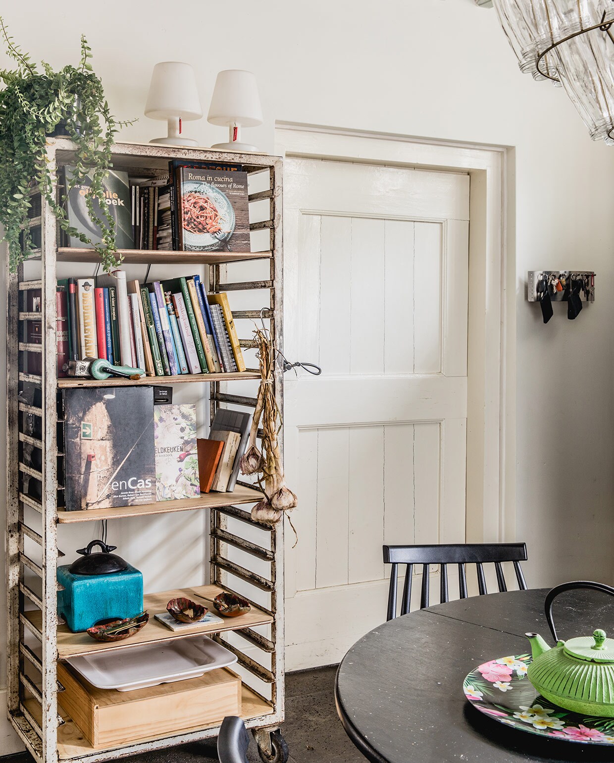 Zwarte stoel Nordiq Lotta spijlenstoel. vtwonen 05-2021 | productie Features &amp; More | styling Wilma Custers | fotografie Ivar Janssen | tekst Erica de Graaf