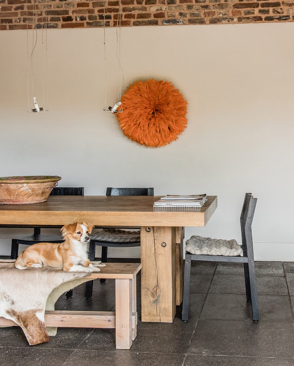 Tafel, stoelen en bank ontworpen en gemaakt door Ruben van Megen. Vintage handgemaakte aardewerken bord uit Spanje. Overig herkomst onbekend. vtwonen 05-2021 | productie Features &amp; More | styling Wilma Custers | fotografie Ivar Janssen | tekst Erica de Graaf