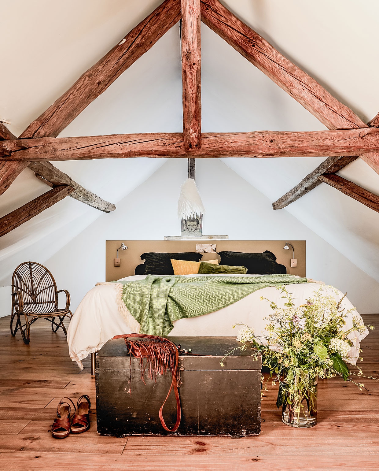 Hoofdbord handgemaakt. Kist erfstuk van Jans tante. Stoel Emmaus. Zandportret Boeddha door zoon meegenomen uit Myanmar. Grenenhouten vloer en overig herkomst onbekend. vtwonen 05-2021 | productie Features &amp; More | styling Wilma Custers | fotografie Ivar Janssen | tekst Erica de Graaf