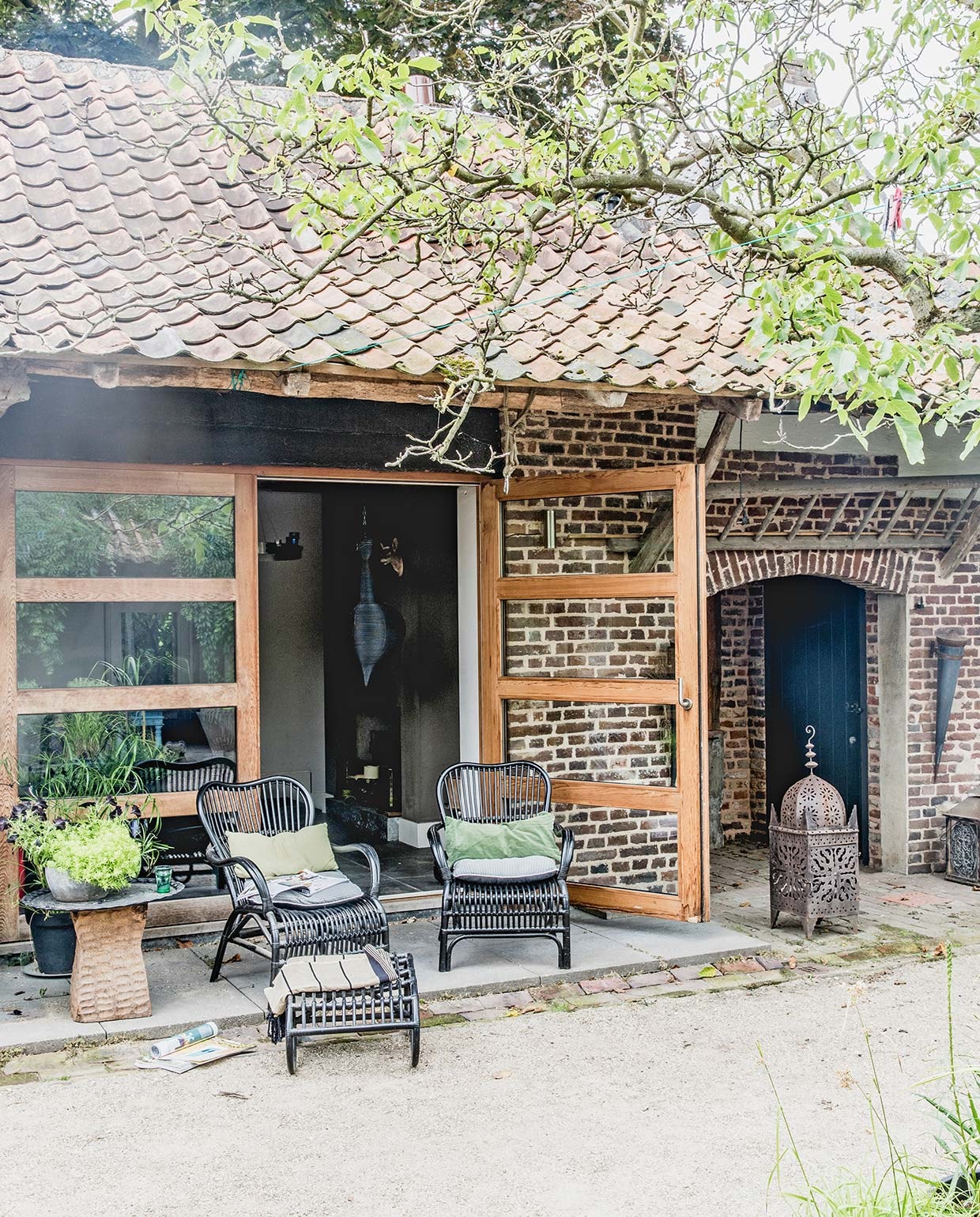 . Lantaarn uit Spanje. Overig herkomst onbekend. vtwonen 05-2021 | productie Features &amp; More | styling Wilma Custers | fotografie Ivar Janssen | tekst Erica de Graaf