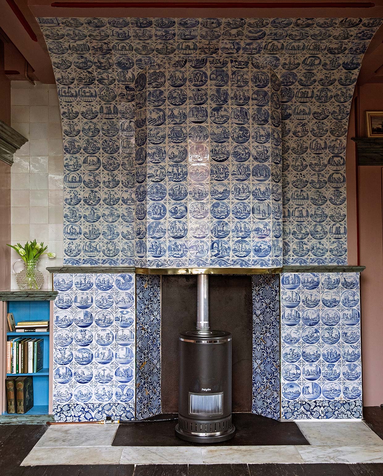 Tegels onder andere via Regts Antieke Tegels. Marmer op vloer jarenlang verzameld. Blauwe lijnolieverf Rigo Verffabriek, kleurnaam onbekend. Vaas Sissy-Boy. Kachel Pelgrim via Marktplaats. vtwonen 05-2021 | Productie en Styling Ilona Jongepier | Fotografie Dana van Leeuwen