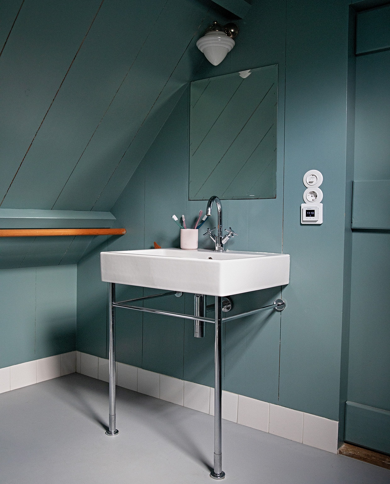 Muurverf Oval Room Blue van Farrow &amp; Ball, wastafel Floris, kraan Grohe, spiegel bouwmarkt, lamp Gispen, beker Hema. vtwonen 05-2021 | Productie en Styling Ilona Jongepier | Fotografie Dana van Leeuwen
