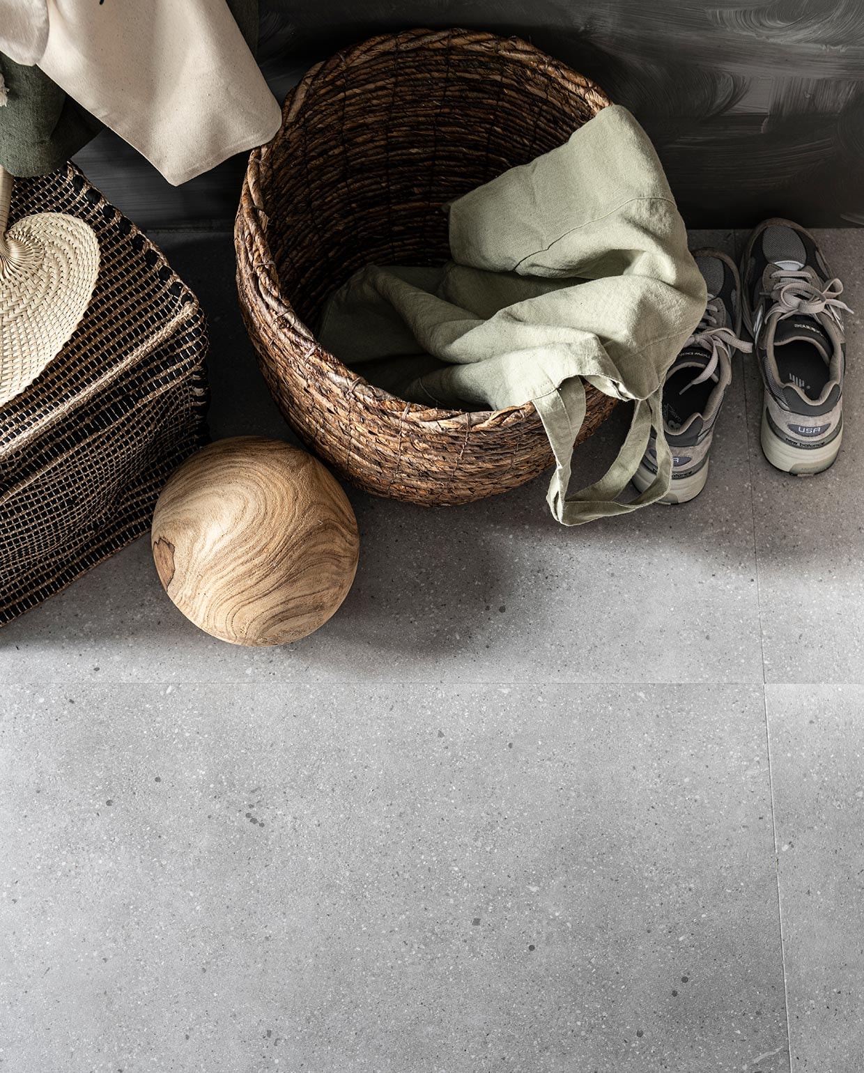 PVC Vloer Composite XL Light Grey, 91,4×91,4 cm, dryback. M.m.v. hm.com (manden), letoile.store (groene , linnen tas). Overig privébezit. vtwonen 06-2021 | Productie Tanja Saarberg | Styling Danielle Verheul | Fotografie  Sjoerd Eickmans
