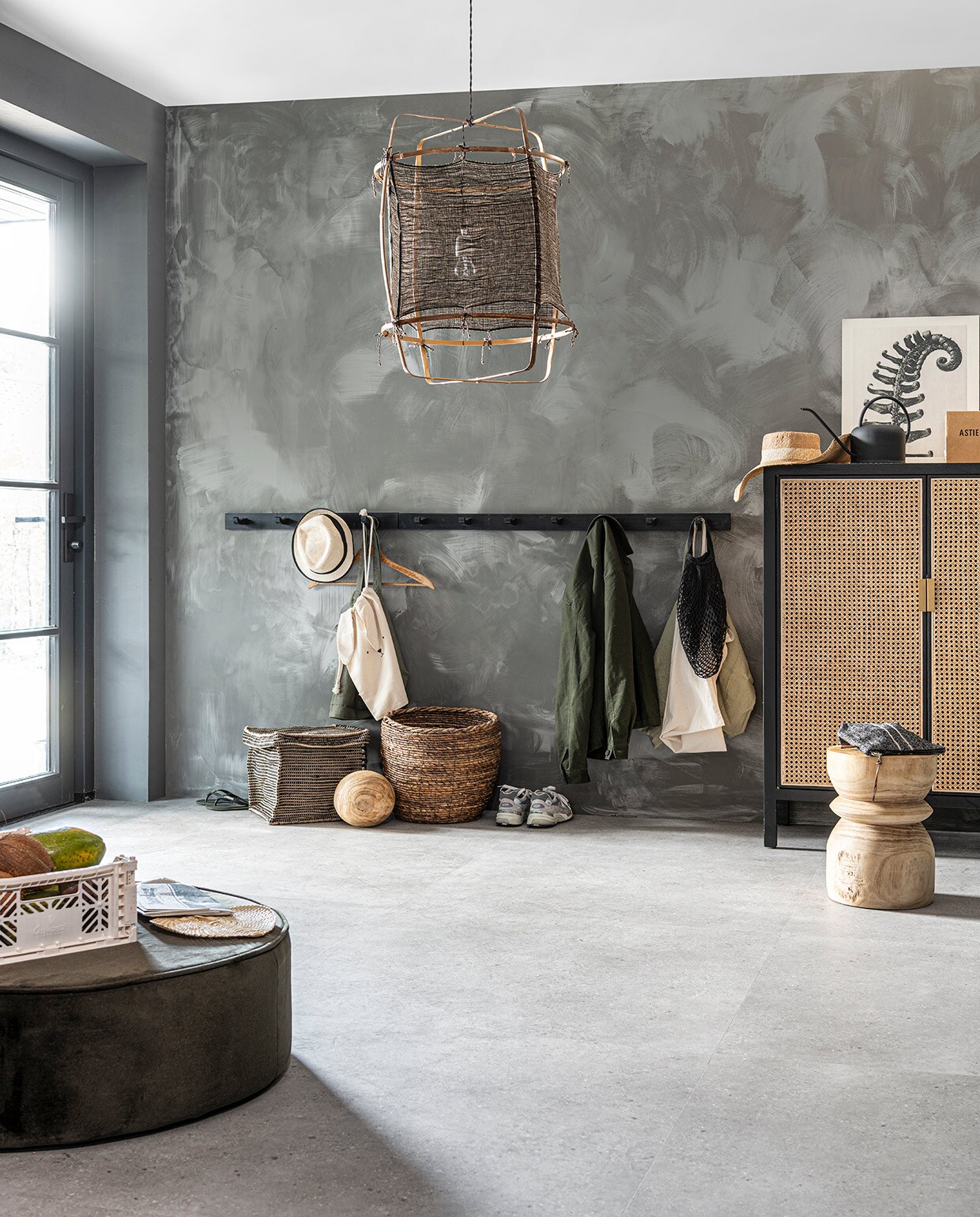 PVC Vloer Composite XL Light Grey, tegel 91,4×91,4 cm, dryback per m² € 41,95 (niet verkrijgbaar in click). Ook in de kleuren Warm Grey, Grey en Antracite.M.m.v. vtwonen.nl (kapstok van BePureHome), hm.com (manden, stoffen zakken met konijnenoren, gieter), loods5.nl (kast van Loods5 Goods), basiclabel.nl (print op karton van BePureHome, houten kruk van Woood, velours poef), letoile.store (hanglamp, krat, toilettas). Overig privébezit. vtwonen 06-2021 | productie Tanja Saarberg | styling Danielle Verheul | fotografie  Sjoerd Eickmans