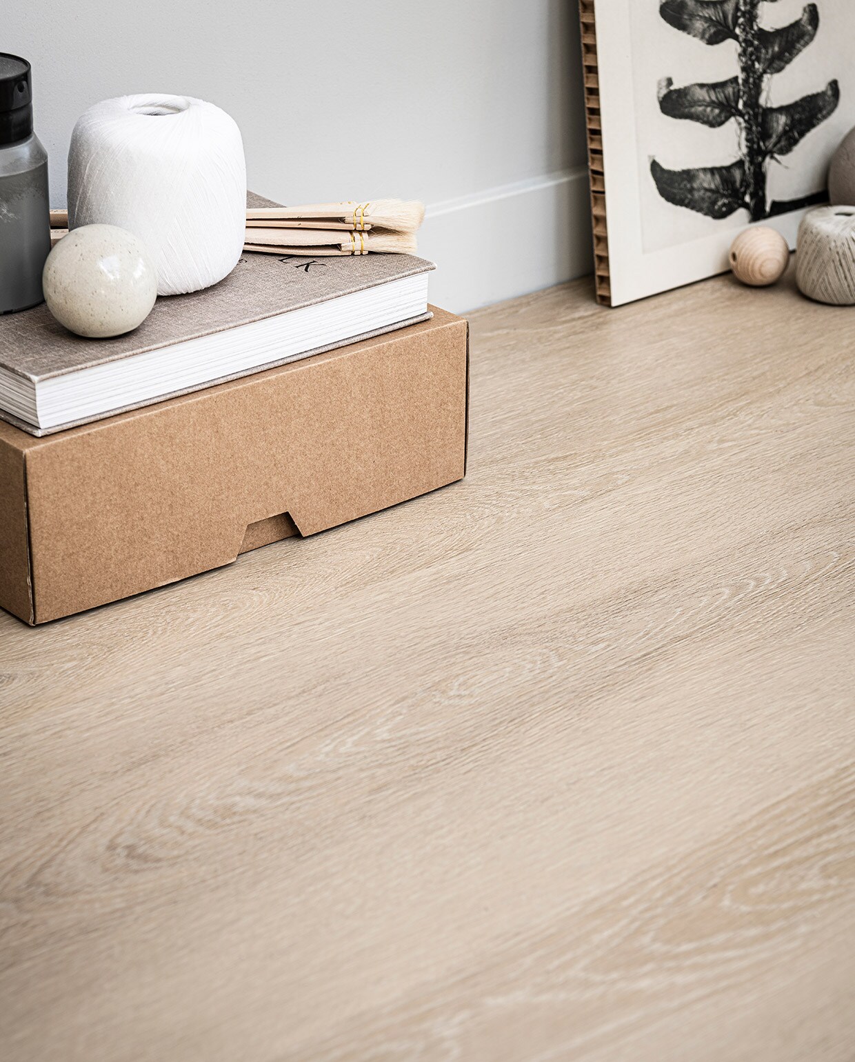 Pvc-vloer Wide Board in kleur Naturel in extra brede plank, 152,5×30,5 cm, dryback, per m² € 41,95, click per m² € 54,95. M.m.v. basiclabel.nl (print in lijst). Overig privébezit. vtwonen 06-2021 | productie Tanja Saarberg | styling Danielle Verheul | fotografie  Sjoerd Eickmans