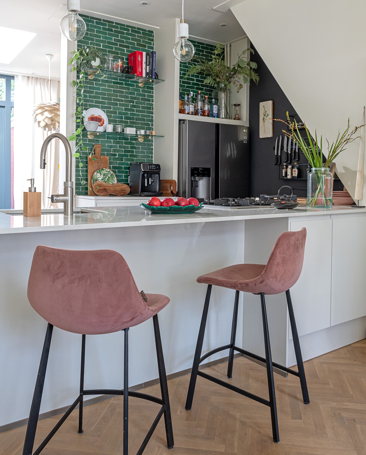 Barkrukken Dutchbone. Keuken Keukenloods. Zeeppomp Hema. Groene schaal vintage. Glazen vaas IJhallen. Zwarte theepot kringloop. Hanglampen Nordlux Siv. Bord met krab Cosy&amp;Trendy. Snijplanken The Captain’s Cabin Ullapool. Bord met bladeren herkomst onbekend. Kunstwerk aan de muur met tijm Stiger Woods. Zwarte krijtverf Gamma. vtwonen special tiny houses 2021 | Styling Sharon Roest | Fotografie Caroline Martinot