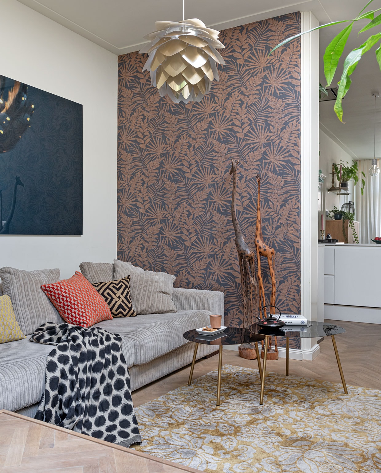 Muurverf Schelpenwit Histor. Behang Karwei. Visgraatvloer via BVA Auctions. Muurfoto Kaketoe PosterJunkie. Bank Basiclabel, kussens en plaid Conceptstore A La Loes. Vloerkleed Marcjanssen. Hanglamp Silvia Umage. Giraffen uit Afrika. Bijzettafels Eichholtz. Kop en schotel HKliving. Zwarte theepot kringloop. vtwonen special tiny houses | Styling Sharon Roest | Fotografie Caroline Martinot