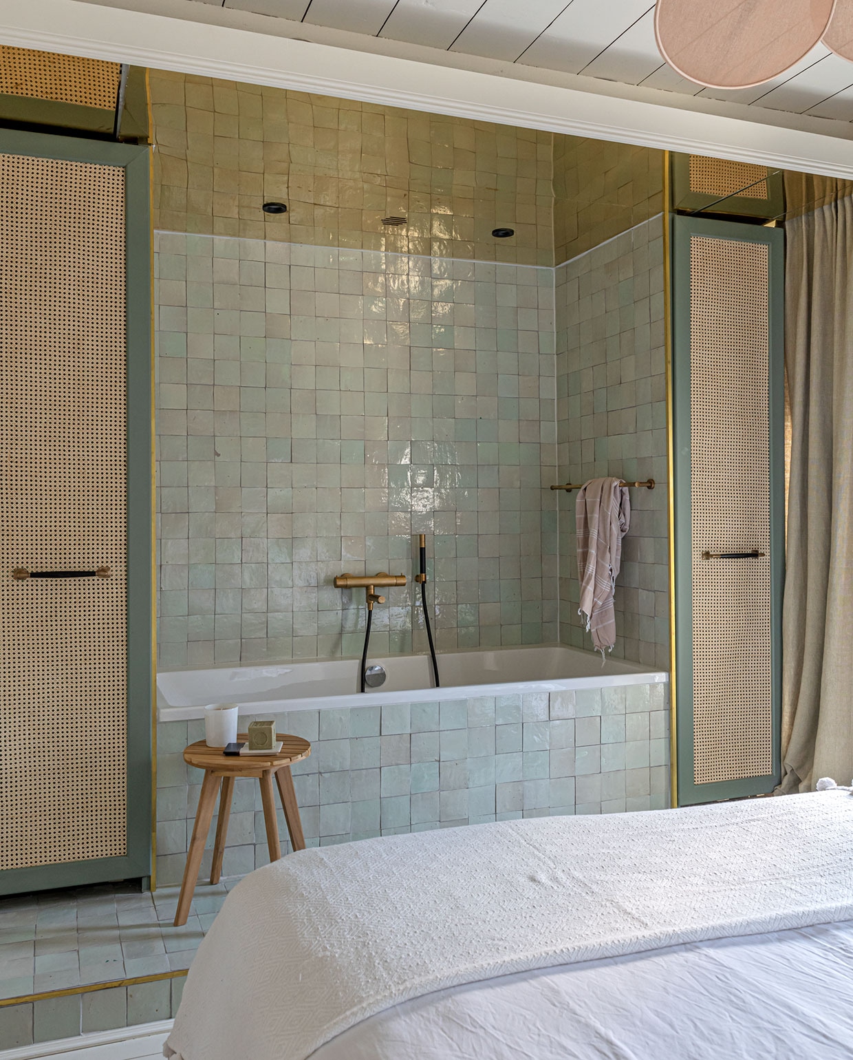 Kasten zelfgemaakt. Messing plafond Plaatopmaat.nl. Tegels Zellige in, kleur Vert Clair Designtegels. Kranen en handdoekrek Hotbath. Hamamdoek Rozenkelim. Kruk Kwantum, geurkaars Rituals. Beddengoed Four Leaves. vtwonen special tiny houses 2021 | Styling Sharon Roest | Fotografie Caroline Martinot