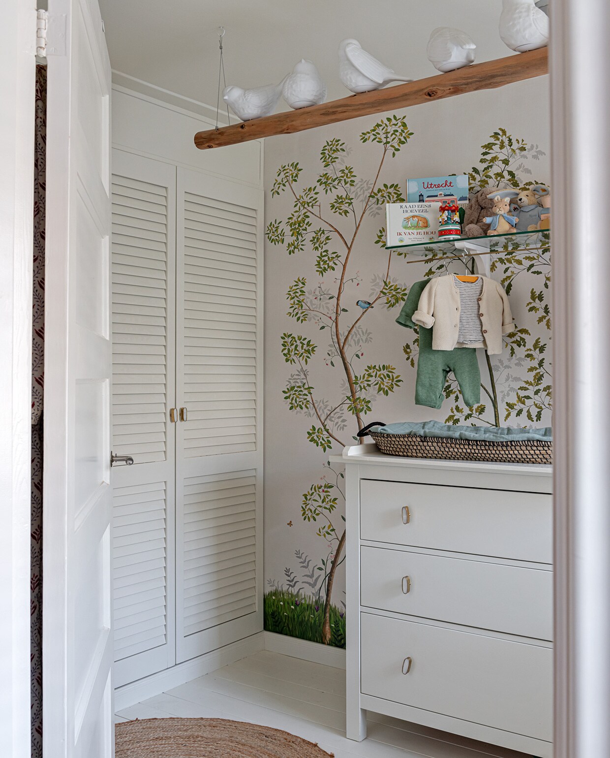 Behang Snijder &amp; Co. Vloer restpartij. Kast Hemnes gebruikt als commode Ikea. Verschoonmand Olli Ella. Doek Mushie Swaddles. vtwonen special tiny houses 2021 | Styling Sharon Roest | Fotografie Caroline Martinot