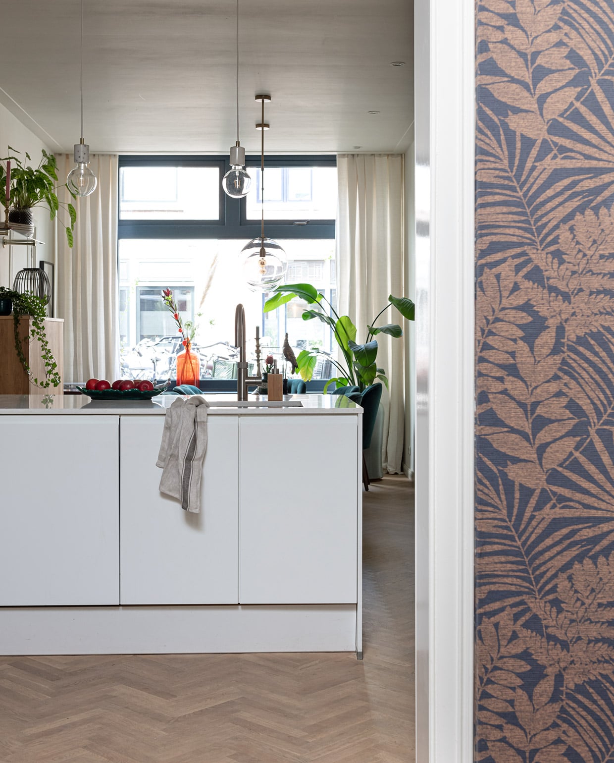 Keuken Keukenloods. Hanglampen Nordlux Siv. Oranje vaas IJhallen. Groene schaal vintage. Theedoek Kwantum. Behang Karwei. vtwonen special tiny houses | Styling Sharon Roest | Fotografie Caroline Martinot
