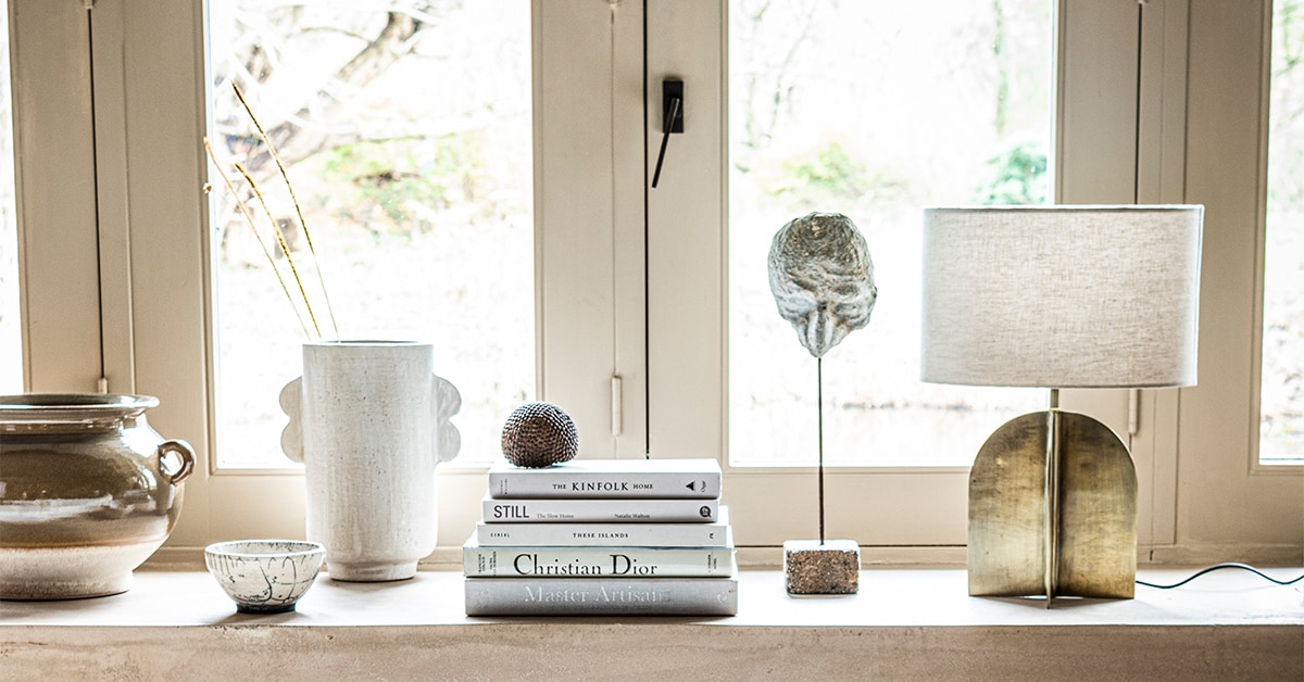 Witte, gespikkelde vaas van HKliving € 34,95 (vtwonen.nl). Vloerkleed 200×300 cm € 169,-, linnen deken 140×190 cm € 79,99, lamp met goudkleurige metalen voet € 89,99, verwassen linnen onderlaken € 45,99, bruine pot met oortjes € 59,99 (zarahome.com). Beige aardewerken vaas met darius oortjes van Urban Nature Culture € 49,99 (sissy-boy.com). Overig privébezit. JA | vtwonen 04-2021 | styling Kim van Rossenberg  | fotografie Sjoerd Eickmans