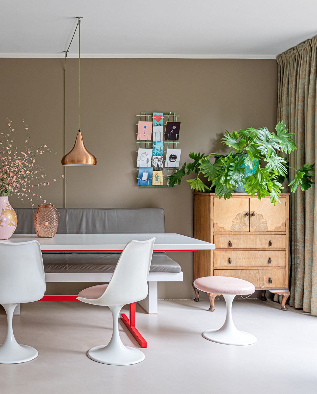 Muurverf Real Grey van Flexa. Hanglampen en kaartenrek Marktplaats. Houten kast La Folie Antiek. Plantenbak en bank waren cadeaus, de tafel is eigen ontwerp. Stoelen en krukje Pastoe. Vazen van Hella Jongerius voor Ikea (roze) en Action. vtwonen 04-2021 | Styling Sharon Roest | Fotografie Caroline Martinot