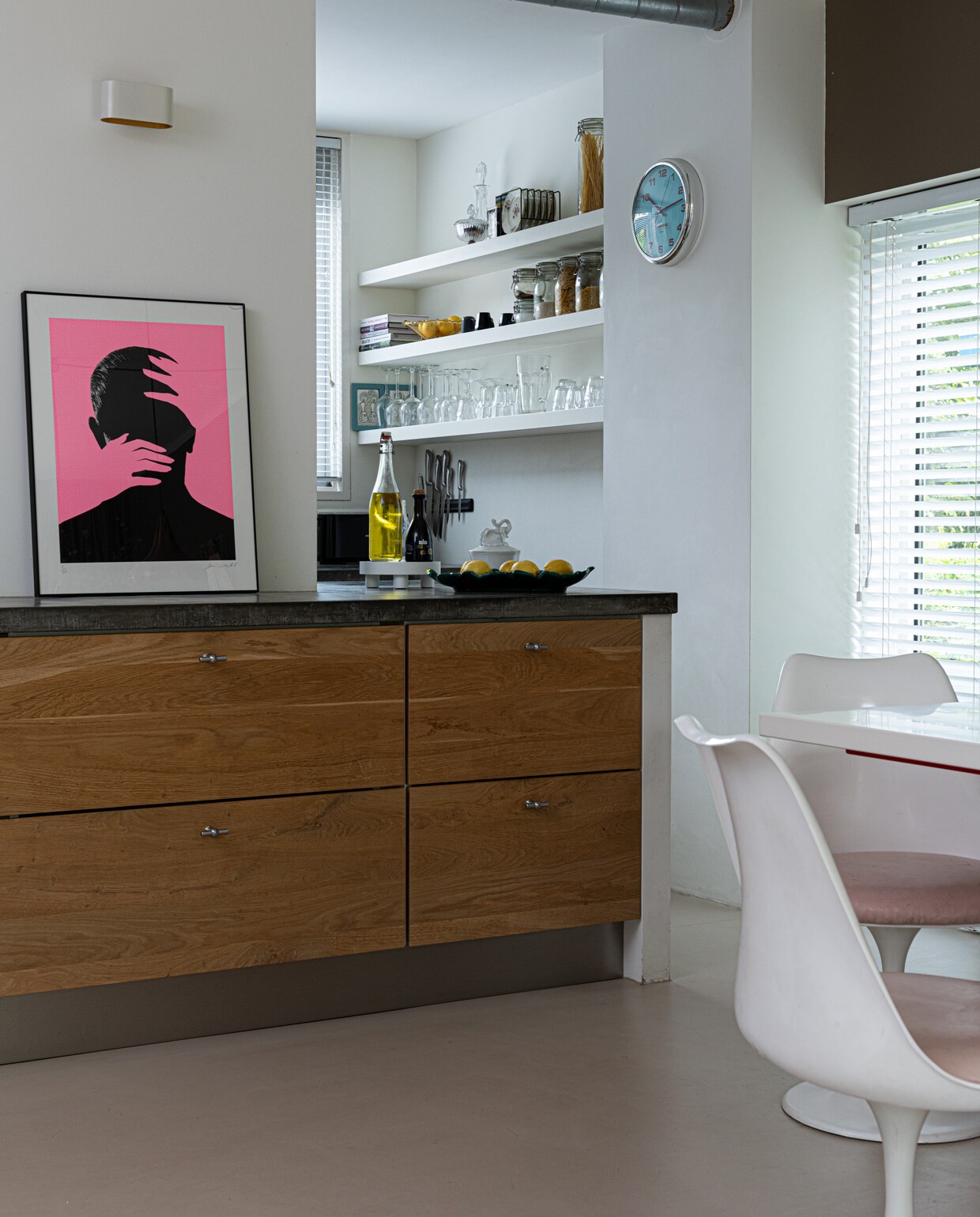 Keuken Ikea, fronten door Koak design. Marmoleumvloer Walton van Forbo vloeren. Kunstwerk Joe Webb Art Embrace. vtwonen 04-2021 | Styling Sharon Roest | Fotografie Caroline Martinot