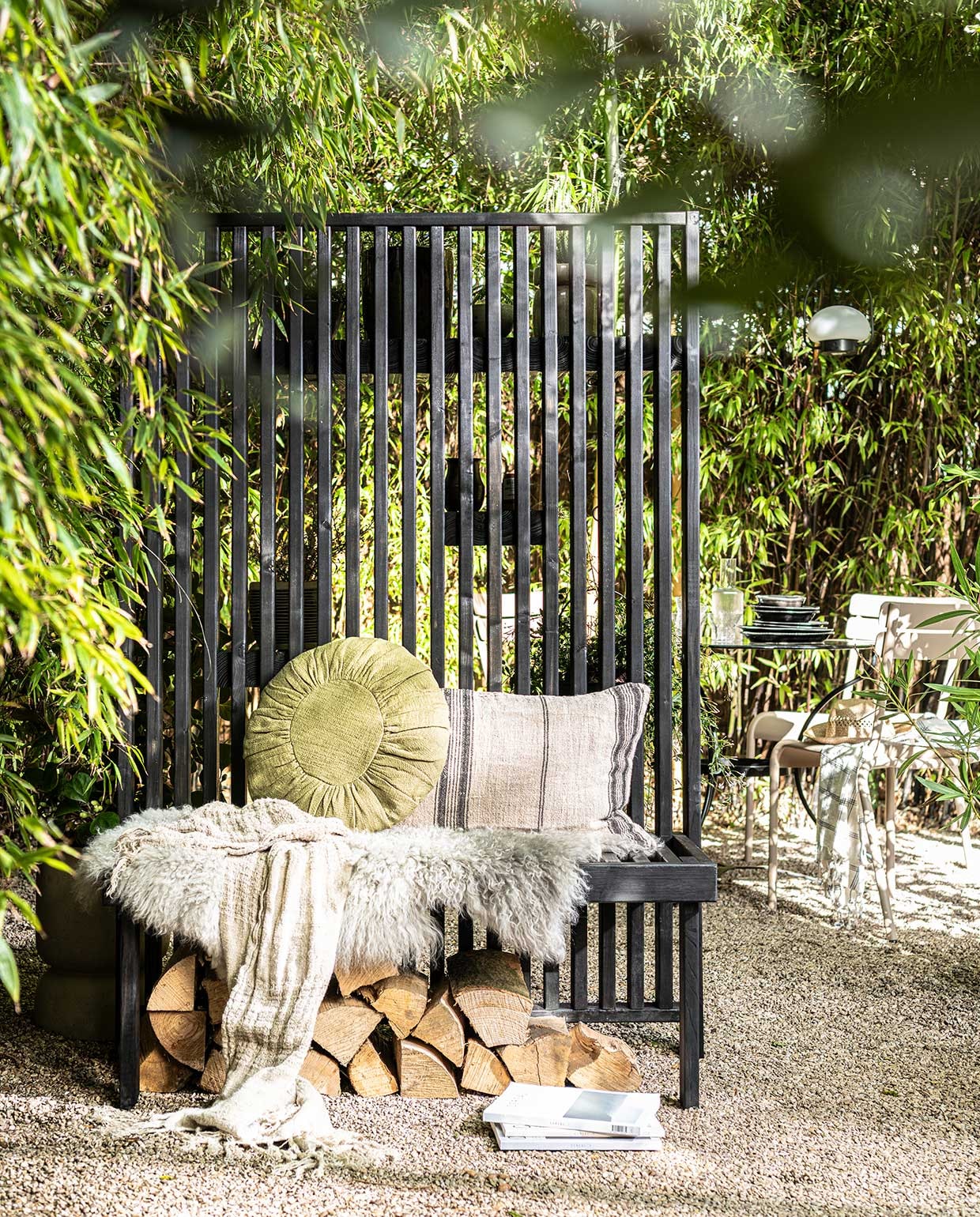 Linnen handdoek Saturn Fringes naturel, 80×150 cm, gestreepte linnen kussenhoes, 40×65 cm, lichtgrijze schapenvacht Tibetan, 90×50 cm (nordal.eu). Rond kussen van Bloomingville glazen karaf Ripple van Ferm Living, geruit badlaken van Kyoto 92×165 cm, lamp Sponge to go Moodmaker van Nordlux (vtwonen.nl). Stoel Luxembourg van Fermob in kleur Nutmeg (extravert.nl). Servies Antique Black Dunes (Iblaursen.nl). Overig privébezit. vtwonen 05-2021 | styling kim van rossenberg | uitvoering Richard van Meerveld | fotografie Sjoerd Eickmans