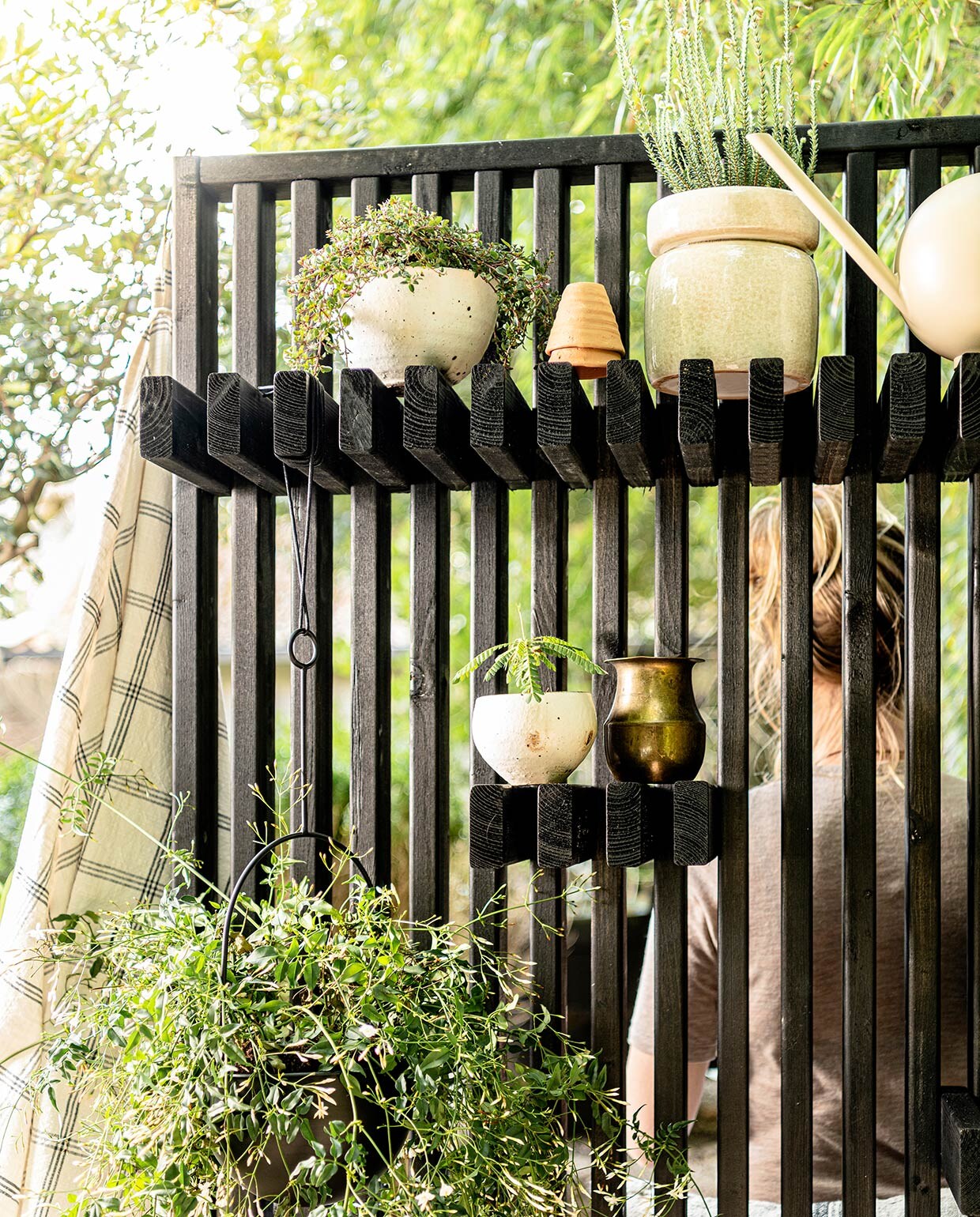 Katoenen geruit badlaken van Kyoto, bloempot met rand Isa (nordal.eu). Gieter Orb van Ferm Living (vtwonen.nl). Overige planten en potten (greenlifestylestore.nl). vtwonen 05-2021 | styling kim van rossenberg | uitvoering Richard van Meerveld | fotografie Sjoerd Eickmans