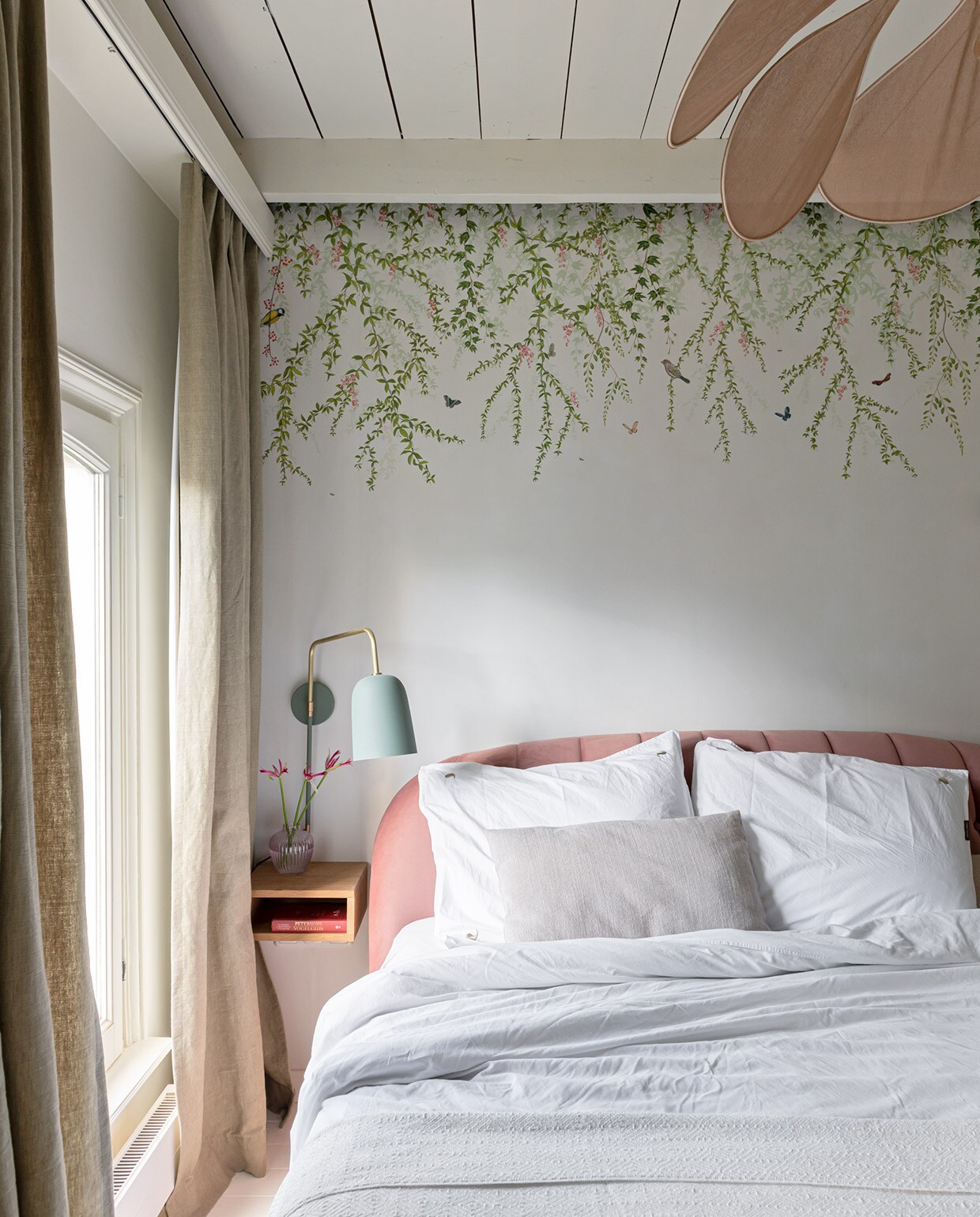 Muurverf Schelpenwit Histor. Behang Snijder &amp; Co. Hanglamp Georges Store. Nachtkastje zelfgemaakt. Vaas Kwantum. Nachtlamp Kave Home. . Beddengoed Four Leaves. vtwonen special tiny houses | Styling Sharon Roest | Fotografie Caroline Martinot