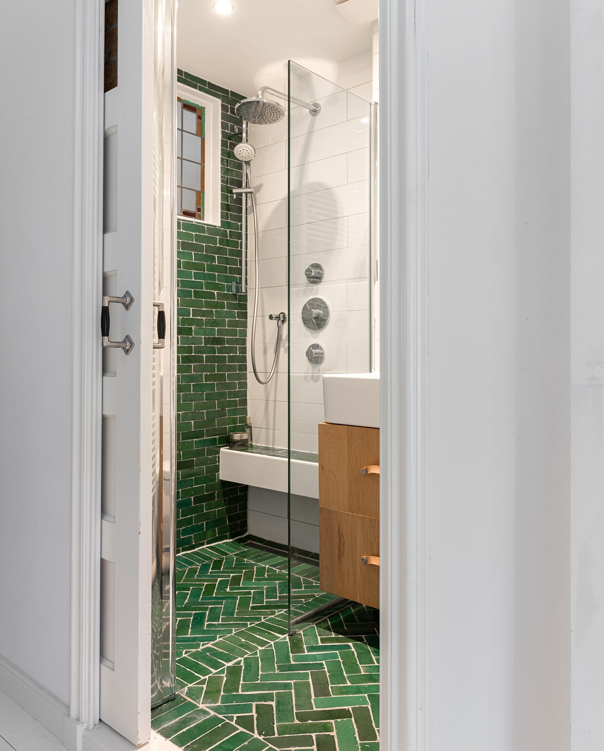 Tegels Bejmat in kleur Vert Foncee Designtegels. Witte tegels Hornbach. Badmeubel zelfgemaakt. Kranen Hotbath. vtwonen special tiny houses | Styling Sharon Roest | Fotografie Caroline Martinot