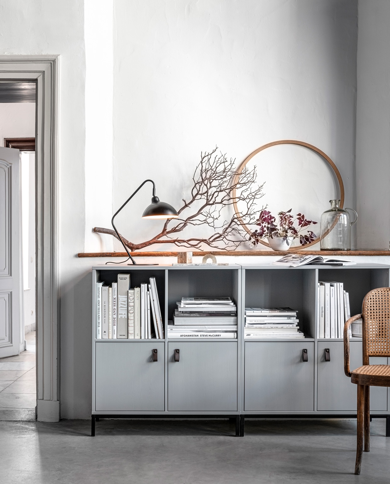 Muurverf Egg White van vtwonen, vanaf 1 liter € 18,99, tafellamp Orion € 89,50, maatstrepenvaas vanaf € 59,95, Mix &amp; Match kast Lower Case (vtwonen.nl) vtwonen collectie 2019 | styling Kim van Rossenberg | fotografie Sjoerd Eickmans