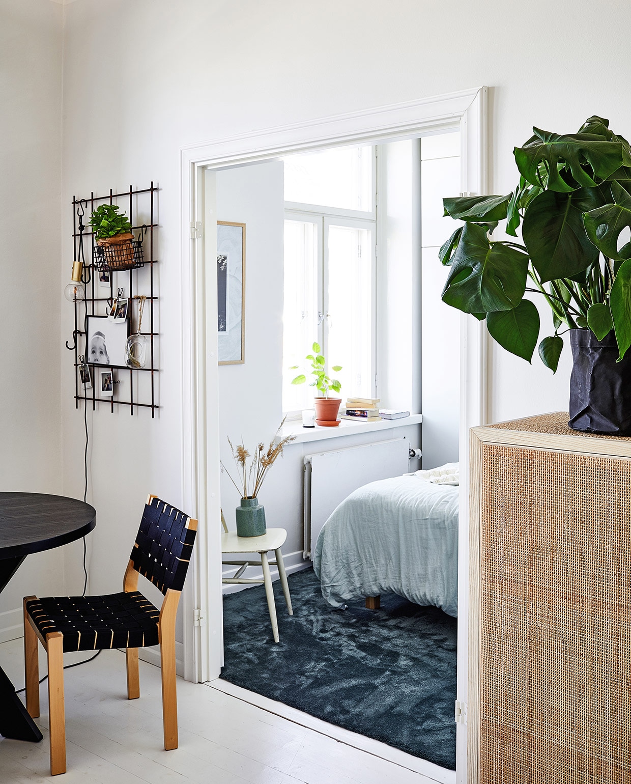 Tafel Jotex. Artek-stoel vintage. Betonraster van een bouwplaats als wandrek. Vaas Marimekko.Webbingkast Ikea. vtwonen special tiny houses 2021 | productie Living Inside | fotografie Krista Keltanen