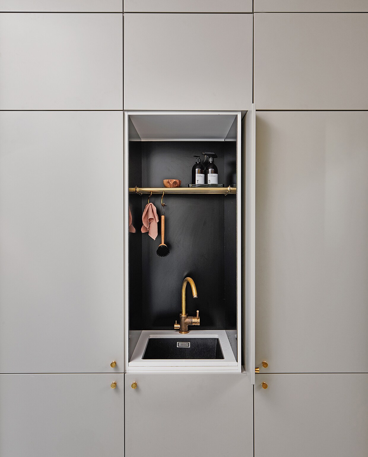 Keuken met inschuifdeuren op maat gemaakt door Blau Interior, geverfd in kleur . De houten vloer is wit geverfd vtwonen special tiny houses | productie Living Inside | fotografie Krista Keltanen