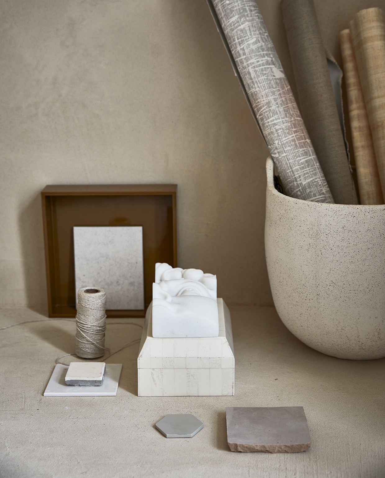 Mand (fermliving.com). Liggend wit object polystone gezicht (hkliving.nl). Overig privébezit. vtwonen 04-2021 | Styling Cleo Scheulderman | Fotografie Jeroen van der Spek