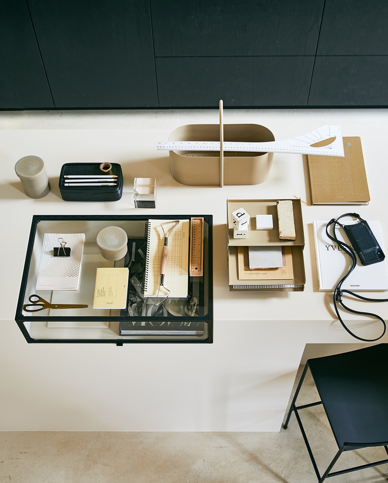 Metalen organizer in kasjmierkleur 22,8×12,7×28,3 cm (bxhxd), metalen toolbox met handvat in kasjmierkleur, keramieken pot met deksel, klein en groot (fermliving.com). zwarte kruk 75 cm hoog, zwarte houten opbergbak met deksel (serax.com). Hay schaar (wonenmetlef.nl). Wit notebook met stippen, klein notebook, desktopplanner met ringband, okergeel notebook A6 Fluorite (tinne-mia.nl). Glazen presse-papier (hm.com). Witte liniaal (jandegrotekleinvakman.nl). Glazen vitrine, prijs op aanvraag (anoukb.com). Overig privébezit. vtwonen 04-2021 | Styling Cleo Scheulderman | Fotografie Jeroen van der Spek