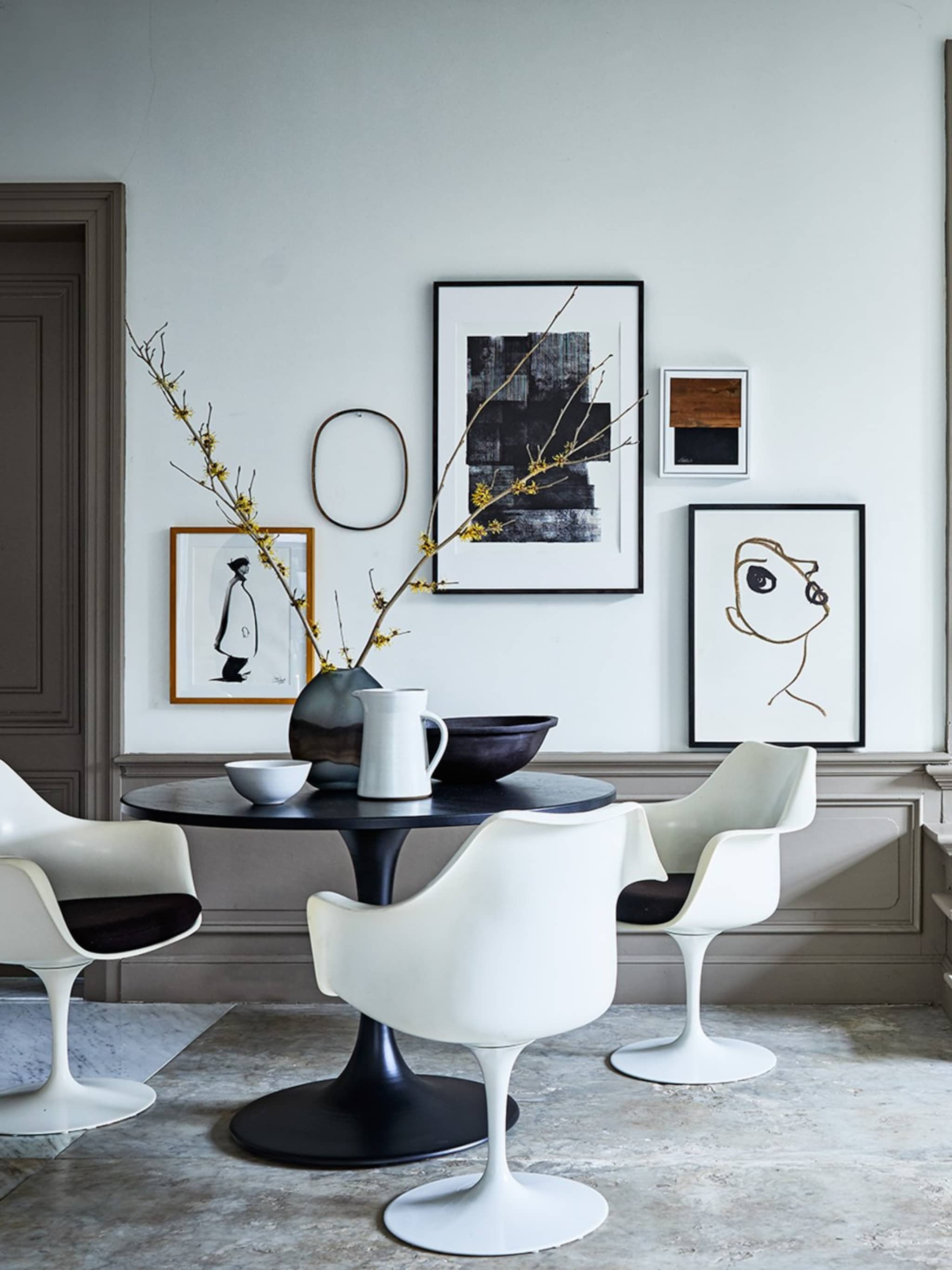 dit is dus waarom kunst op ooghoogte moet hangen