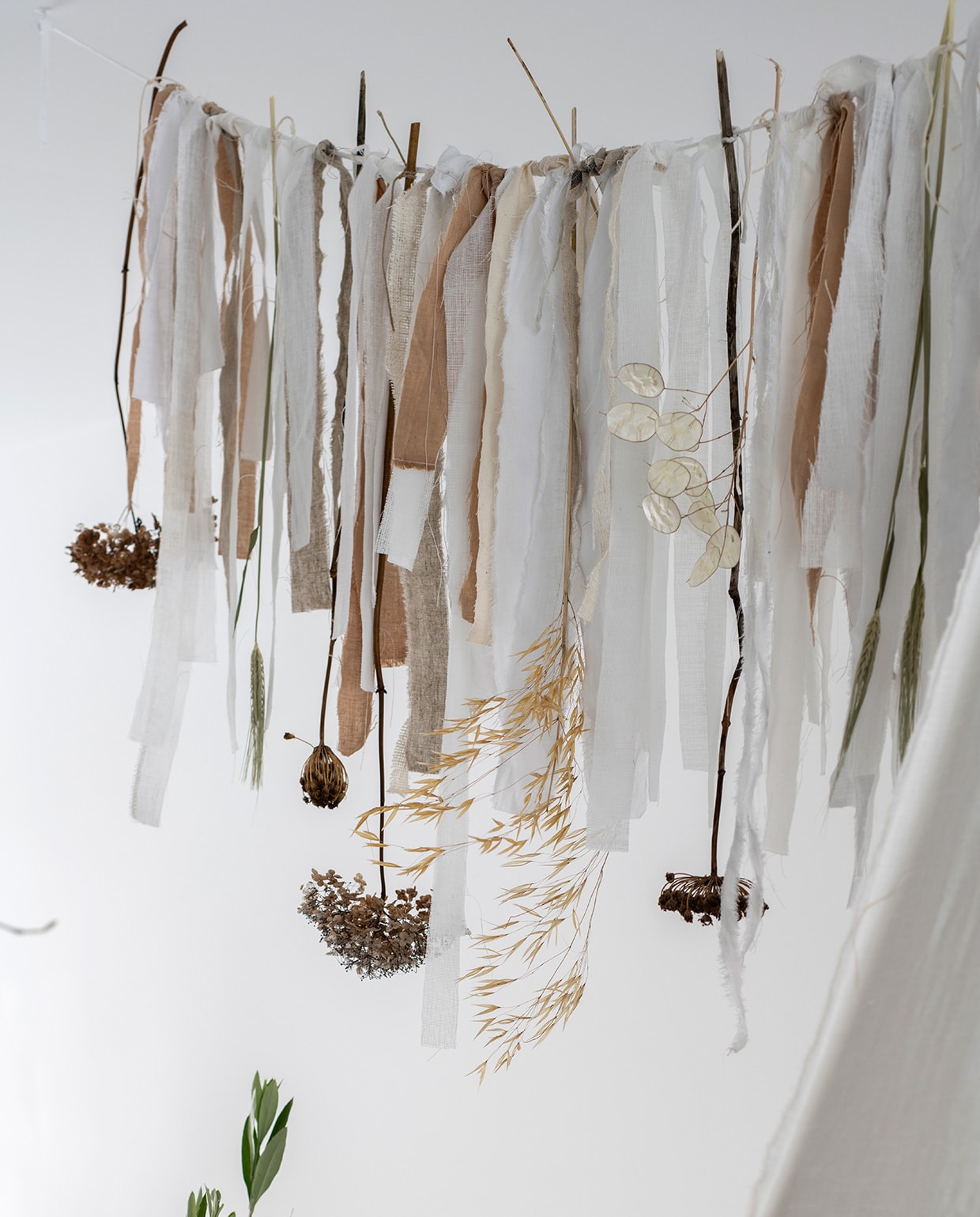 Slinger zelfgemaakt door Jolie (l) vtwonen 04-2021 | productie Insidehomepage | styling Marit Saladini | fotografie Louis Lemaire