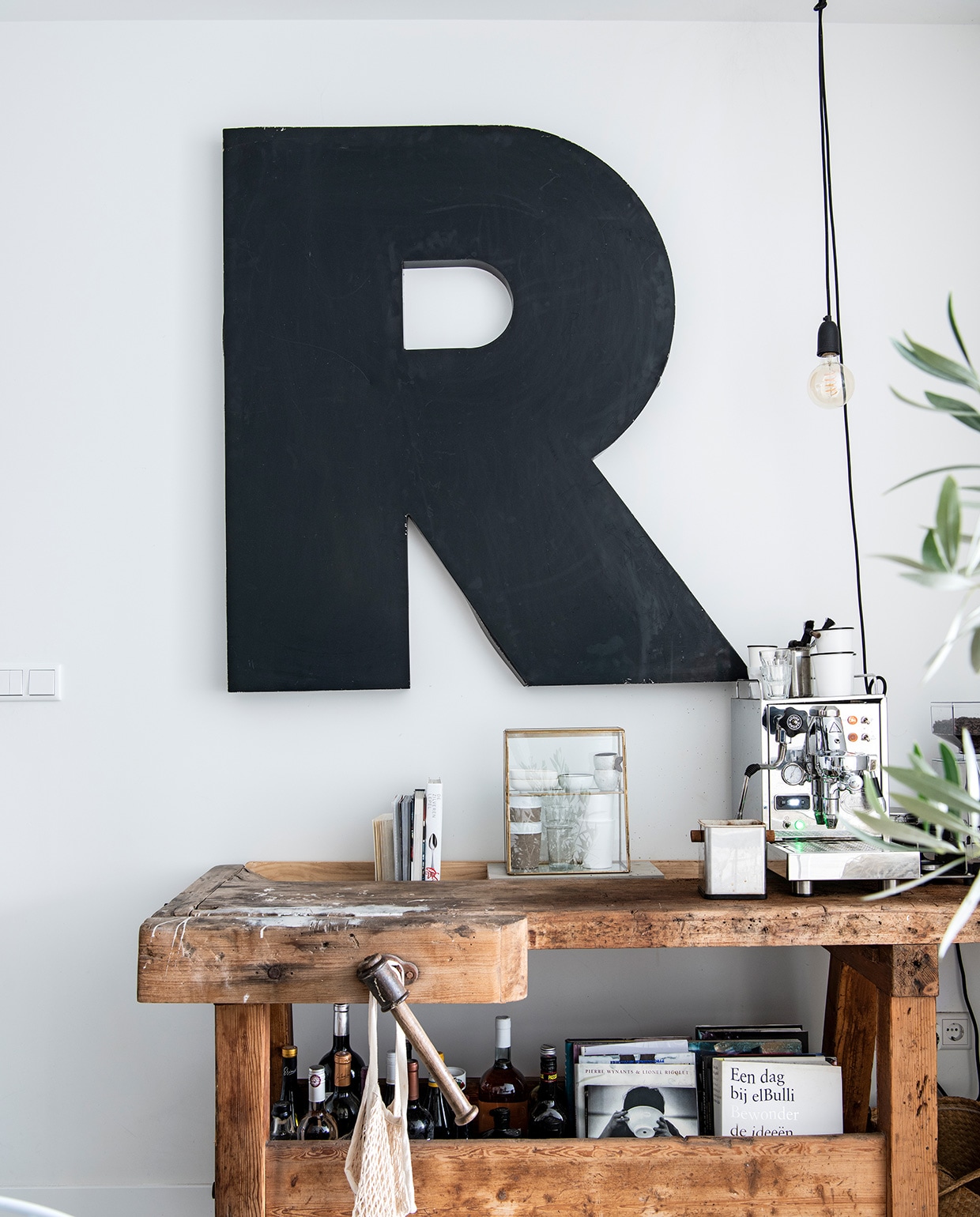 Letter R kringloop Allerhande Panningen, lamp aan snoer Snoerboer via Karwei, werkbank erfstuk, glazen vitrine Jysk, koffiemachine ECM, katoenen tas Kwantum. vtwonen 04-2021 | productie Insidehomepage | styling Marit Saladini | fotografie Louis Lemaire