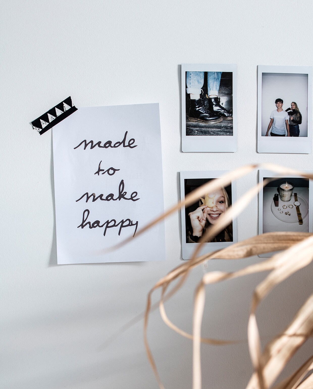 Polaroidfoto’s in Catelijnes kamer. vtwonen 04-2021 | productie Insidehomepage | styling Marit Saladini | fotografie Louis Lemaire