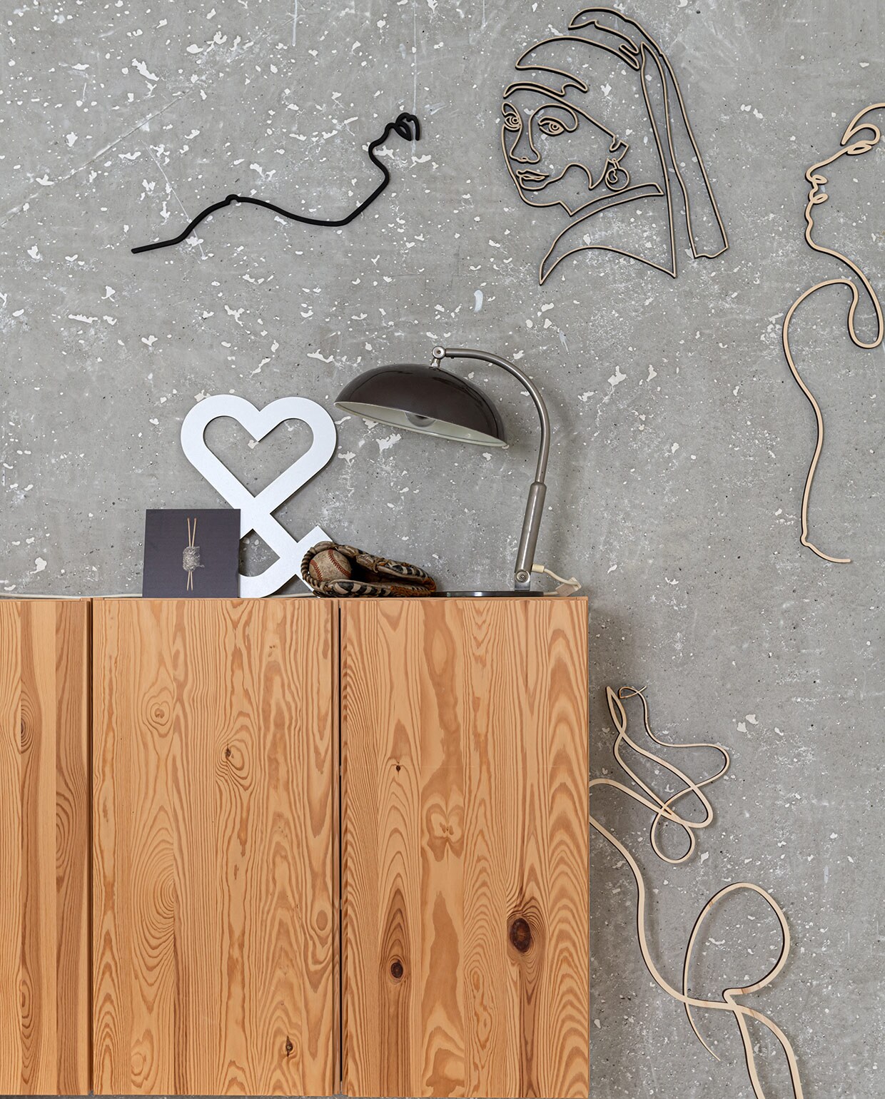 Kast Ikea. Lampje Hala van H. Busquet. Honkbalhandschoen van Michel. Houten element, schilderij en figuren eigen ontwerp. vtwonen 04-2021 | styling Sharon Roest | fotografie Caroline Martinot