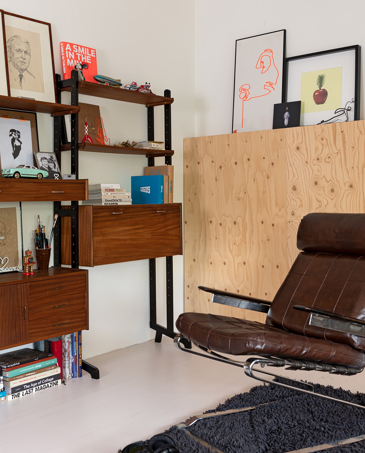 Wandmeubel Simpla Lux, stoel vintage. Houten ombouw zelfgemaakt en schilderijen eigen ontwerp. vtwonen 04-2021 | styling Sharon Roest | fotografie Caroline Martinot