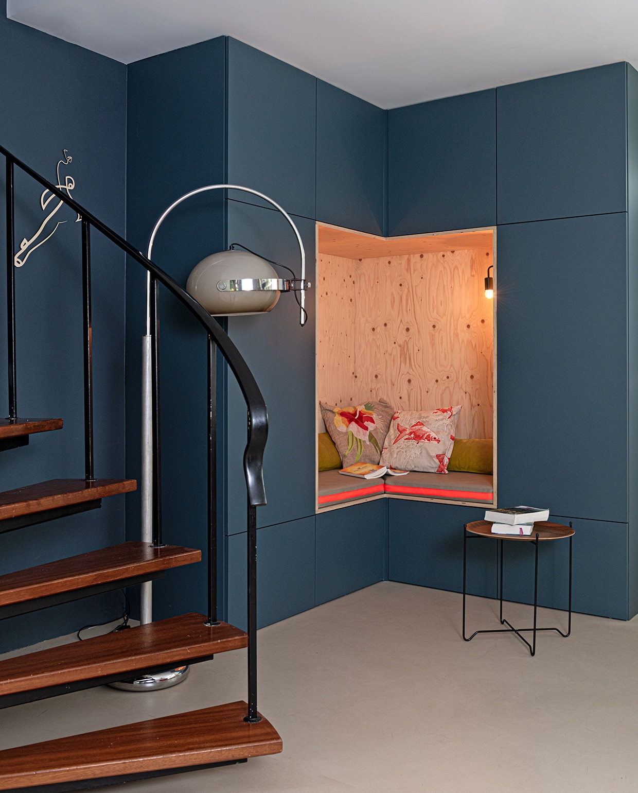 Lamp Dijkstra, vintage. Muurtekening eigen ontwerp. Alkoof eigen ontwerp uitgevoerd door interieurbouw Niels Breuer, zitkussen eigen ontwerp, gemaakt door No Fruit. Kussens Malagoon (met bloemen) en Raaf (met vissen). Lampje Leen Bakker (zelf in kleur gespoten). Bijzettafel HKliving. vtwonen 04-2021 | styling Sharon Roest | fotografie Caroline Martinot