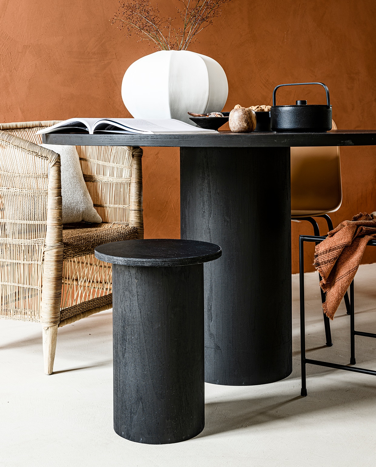 Tafellamp Terracotta in kleur coffee (madamstoltz.nl). Vloerkleed Kelim Merge van Ferm Living, 140×200 cm (vtwonen.nl). Gevlochten stoel p.o.a. (anoukb.com). Overig privébezit.