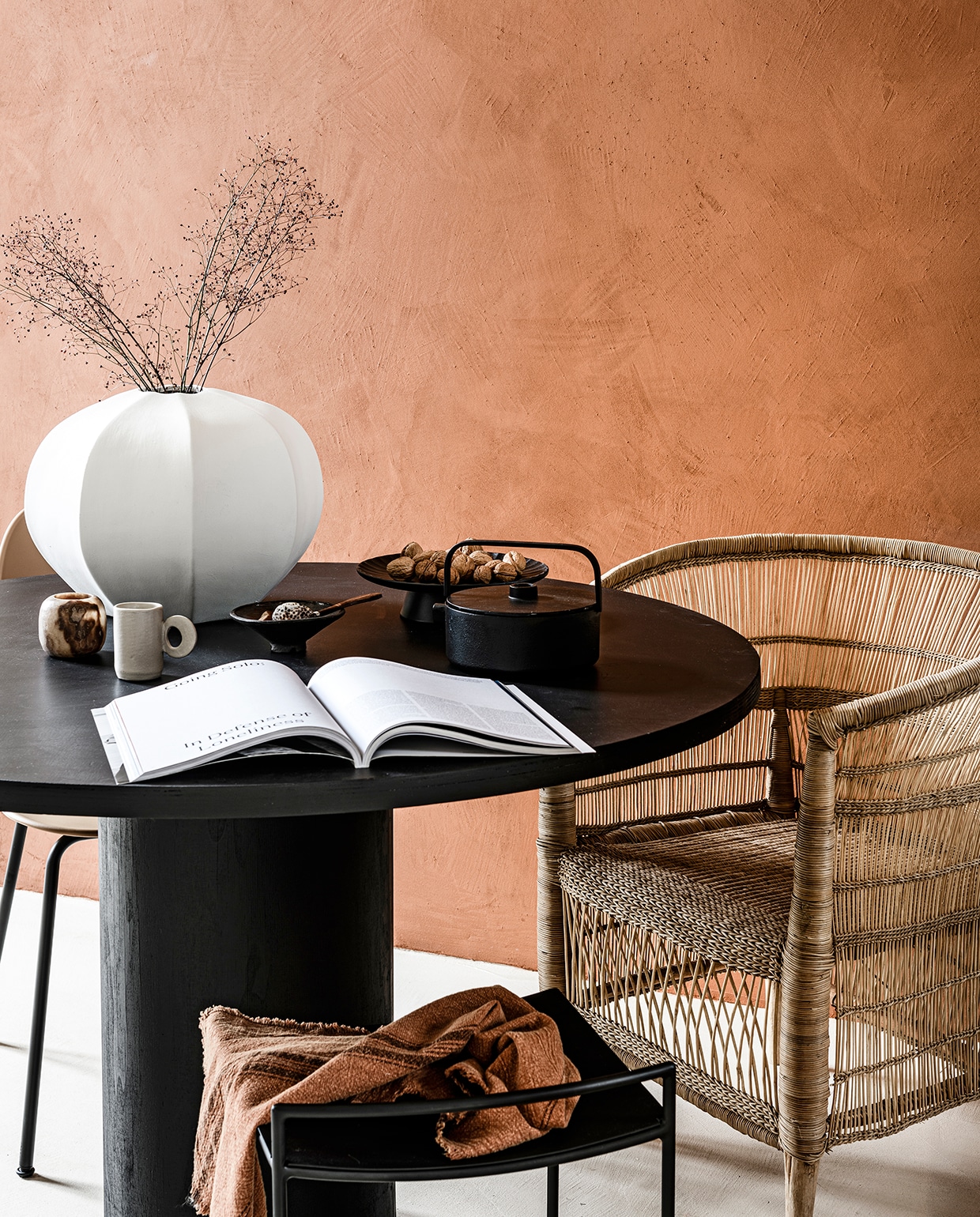 Vaas Cyrus van Urban Nature Culture, taartplateau Inku, 24 cm (Ø, theepot Colage van Serax, 1,2 l (vtwonen.nl). Dienblad Oka Tray (101cph.com). Waxinelichthouder Alabaster in bruin, 10×7,5 cm (Øxh) (zenza.nl). Zwarte onderzetter, houten mok en lepels van schelp, p.o.a. (aboukb.com). Theedoek (madamstoltz.nl). Overig privébezit. vtwonen 2020 DIY special 2 | productie & styling Kim van Rossenberg | uitvoering Richard van Meerveld | fotografie Sjoerd Eickmans