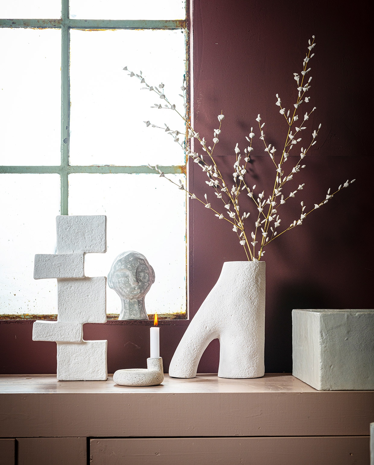 V.l.n.r. Eiwitkleurige sculptuur gemaakt van ecomix, 14x10x36 cm (bxdxh) € 44,95. Zandkleurige sculptuurkop gemaakt van ecomix, in maat S, 13,5×12,5 x 20 cm (bxdxh) € 34,95. Zandkleurige kandelaar gemaakt van ecomix, 12x12x6,5 cm (bxdxh) € 16,95. Eiwitkleurige vaas gemaakt van ecomix, in maat L, 24x12x29 cm (bxdxh) € 44,95. vtwonen 05-2021 | productie Tanja Saarberg | styling Kim van Rossenberg | fotografie Sjoerd Eickmans