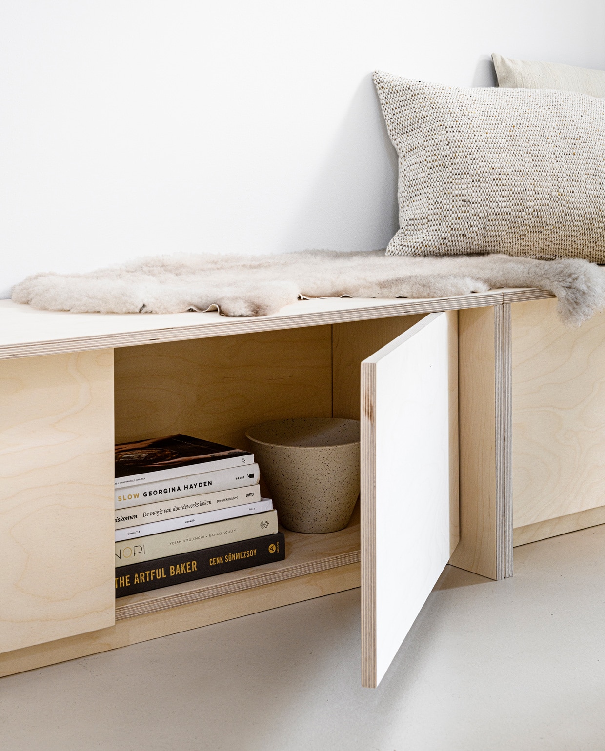 Wollen vacht € 65,- (loods5.nl). Velvet kussen van Hay € 79,- (vtwonen.nl). Boeken privébezit. vtwonen 10-2020 | productie & styling Kim van Rossenberg | uitvoering Richard van Meerveld | fotografie Sjoerd Eickmans | assistent Sanne Ketelaar